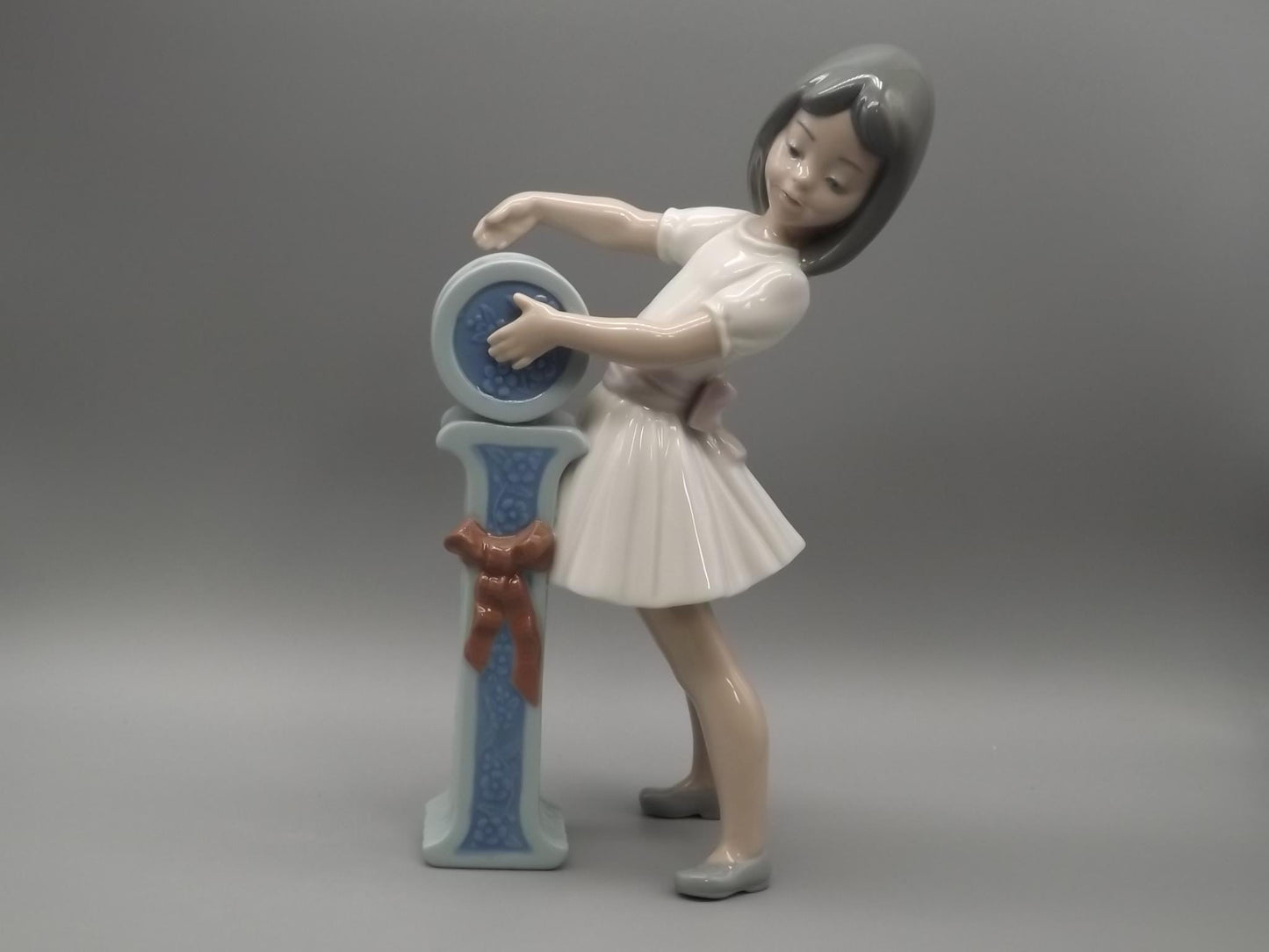 Vintage Lladro Figurine: "I is for Ivy" Girl with Letter, #5147