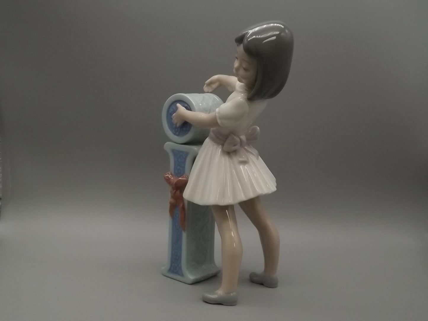 Vintage Lladro Figurine: "I is for Ivy" Girl with Letter, #5147