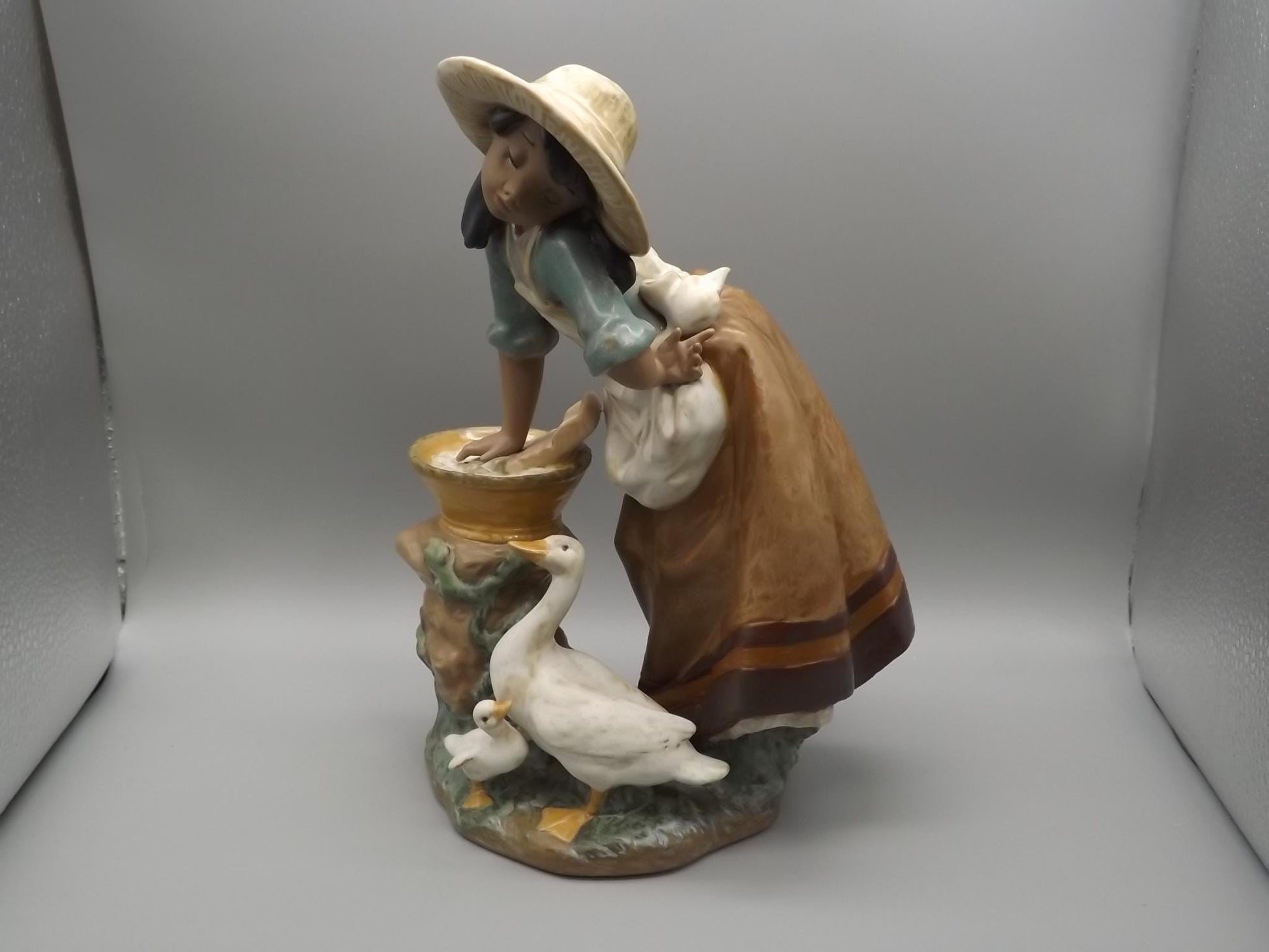 Vintage Lladro Gres Laundry Day Figurine #12216 - 1991 with Original Box