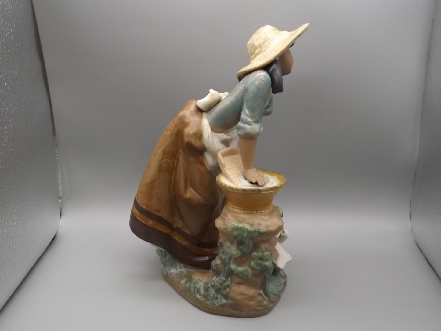 Vintage Lladro Gres Laundry Day Figurine #12216 - 1991 with Original Box