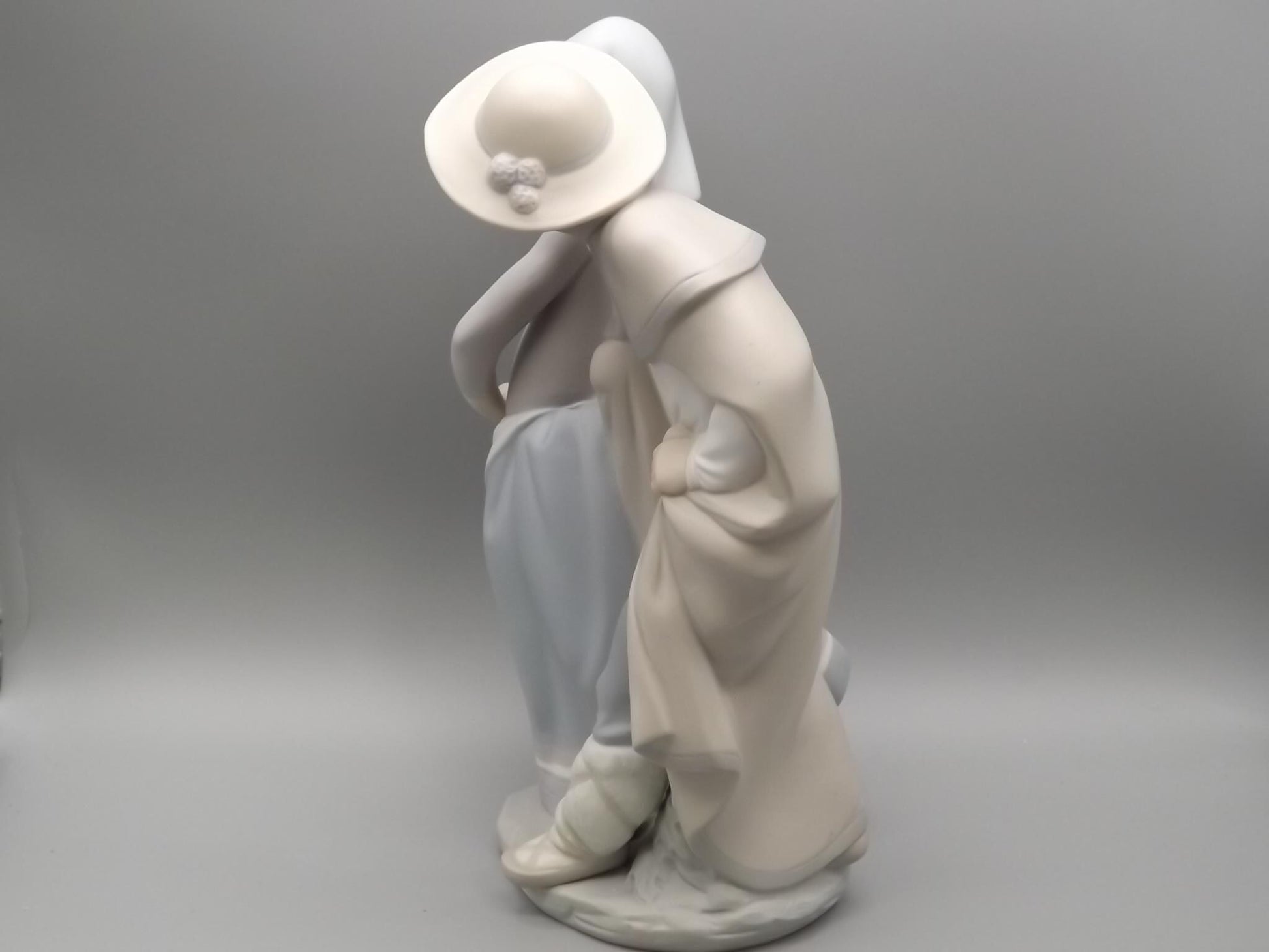 Vintage Lladro Figurine: "Boy Meets Girl" Matte Finish #1188 (1972)