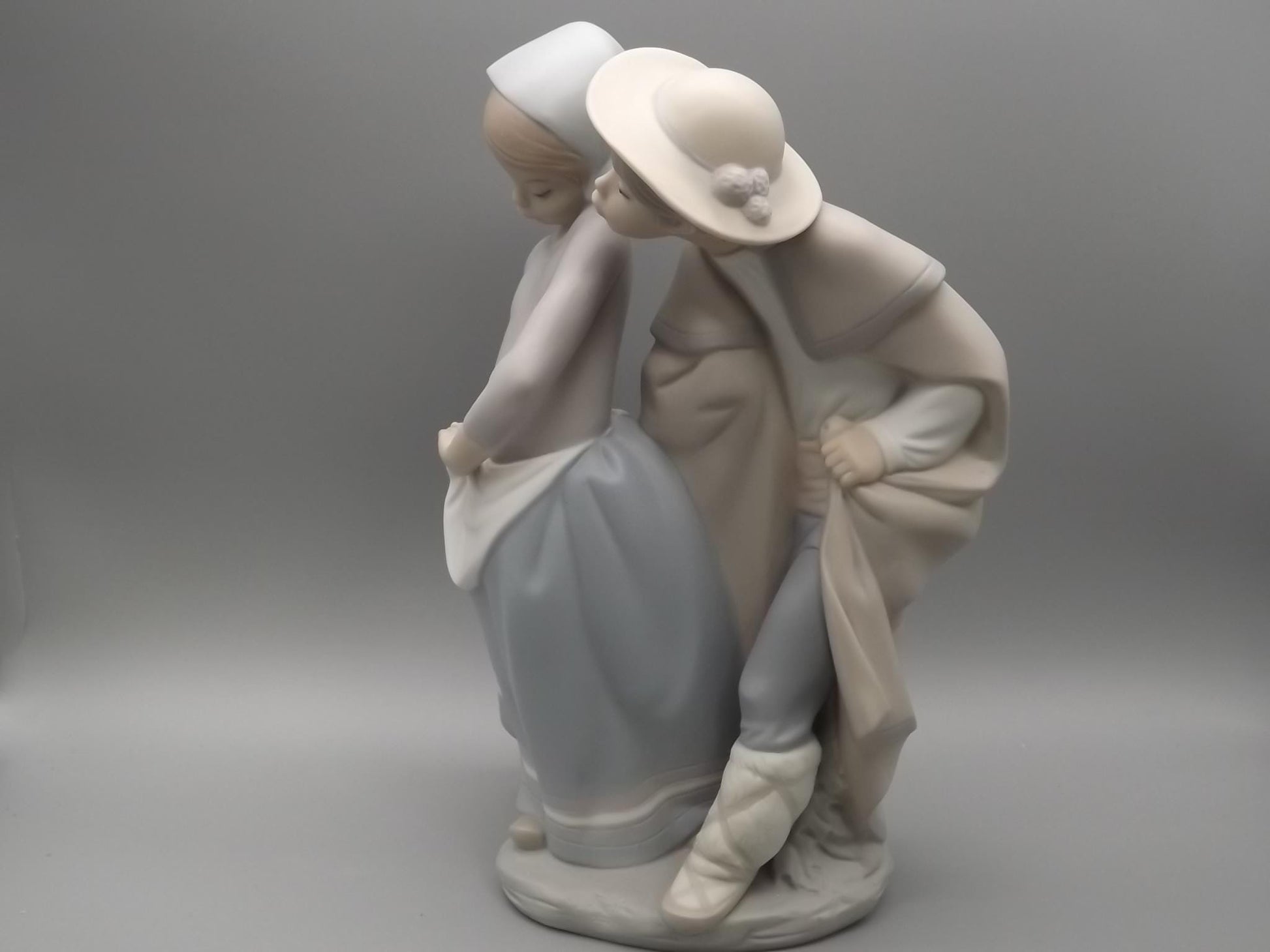 Vintage Lladro Figurine: "Boy Meets Girl" Matte Finish #1188 (1972)