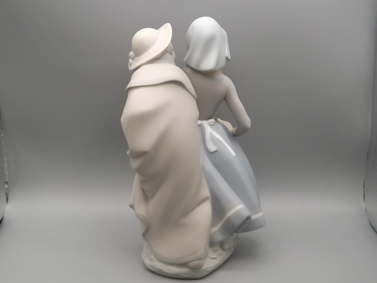 Vintage Lladro Figurine: "Boy Meets Girl" Matte Finish #1188 (1972)