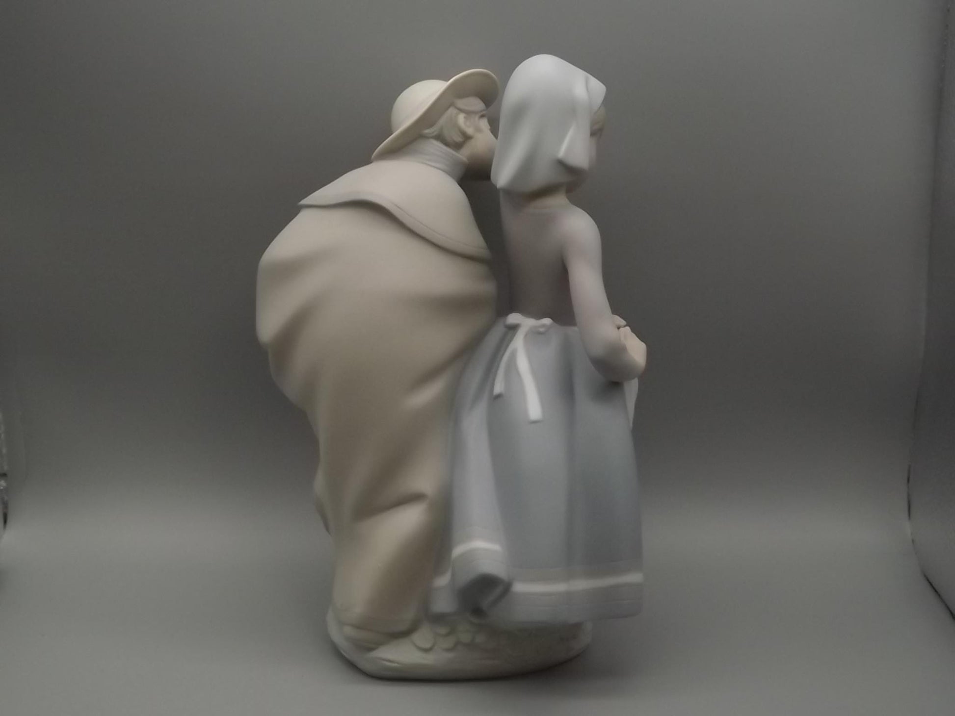 Vintage Lladro Figurine: "Boy Meets Girl" Matte Finish #1188 (1972)