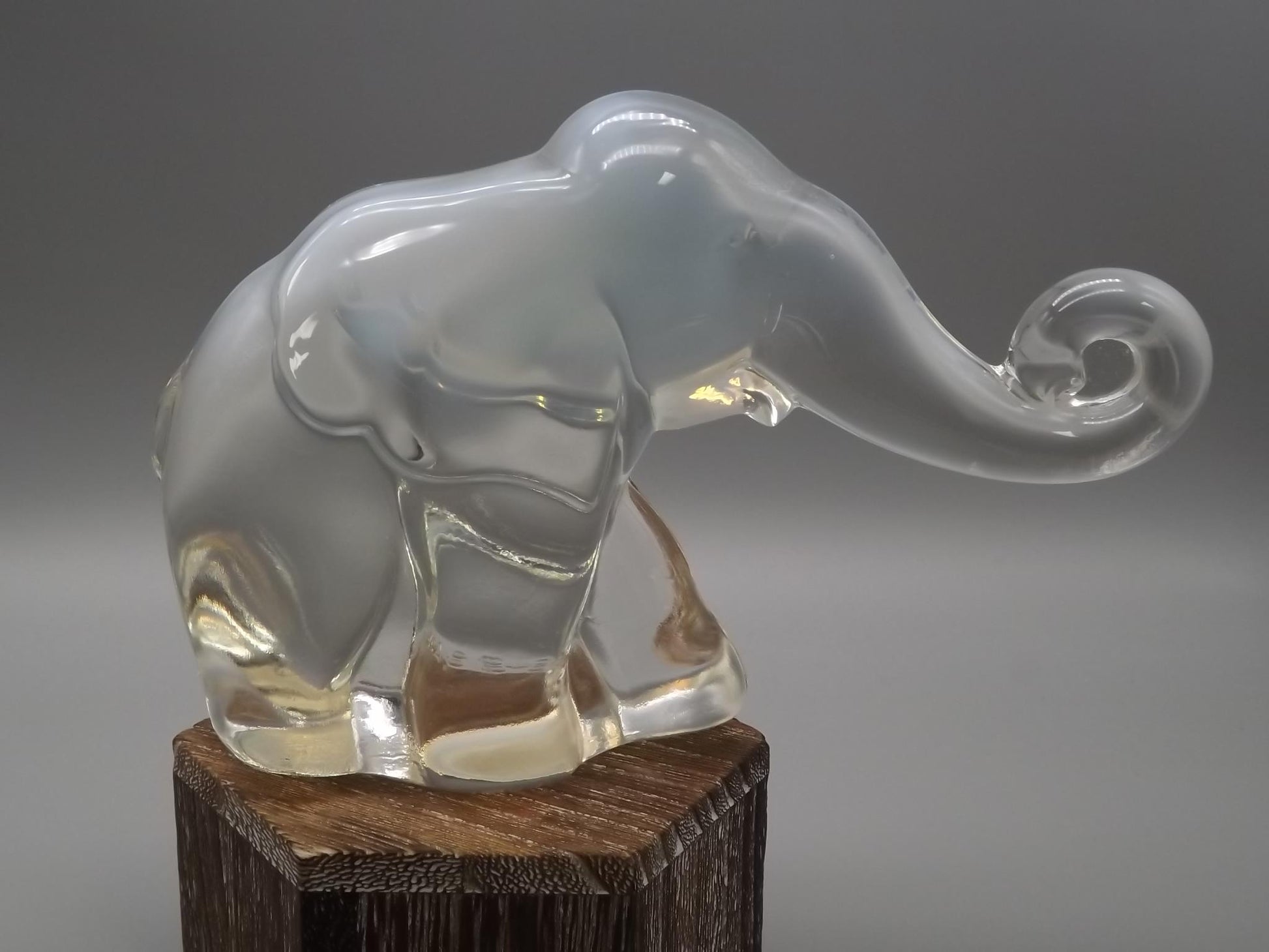 Vintage Heisey Opalescent Glass Elephant Figurines: HCA 88 & 87 Set