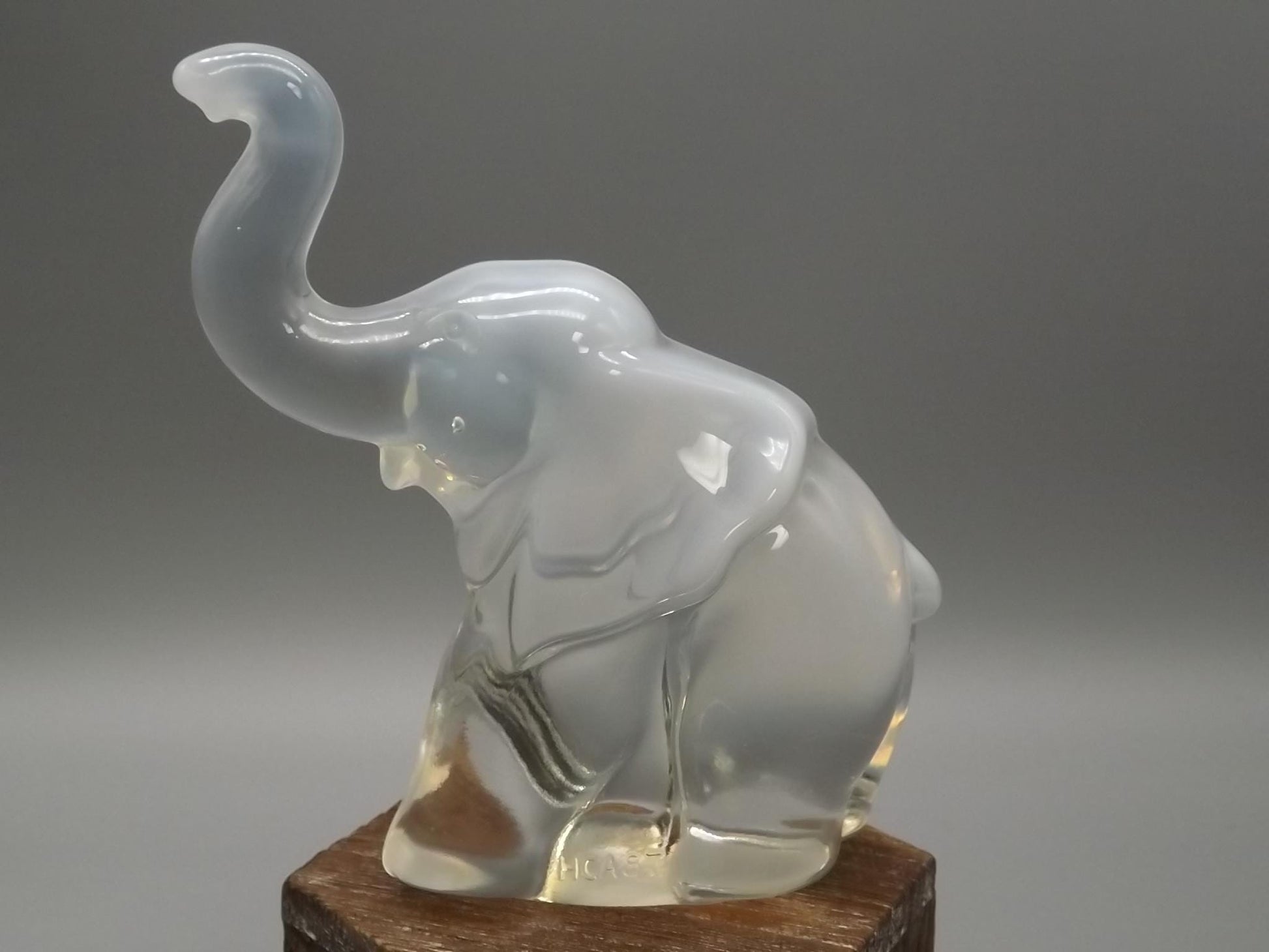 Vintage Heisey Opalescent Glass Elephant Figurines: HCA 88 & 87 Set
