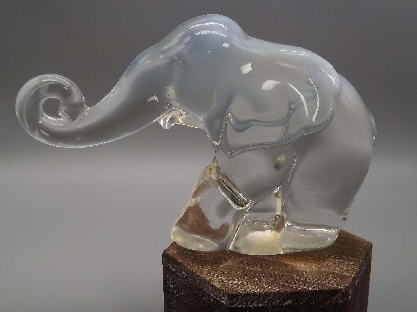 Vintage Heisey Opalescent Glass Elephant Figurines: HCA 88 & 87 Set