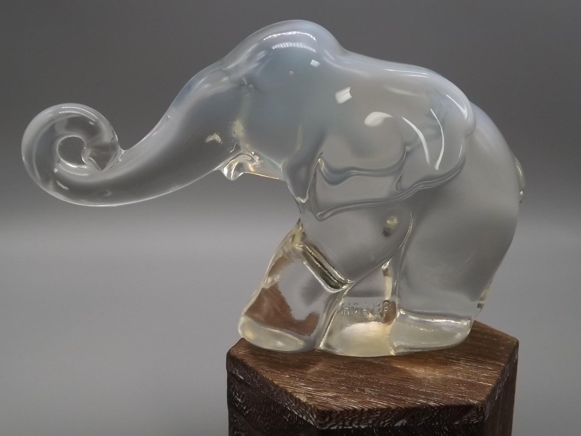 Vintage Heisey Opalescent Glass Elephant Figurines: HCA 88 & 87 Set