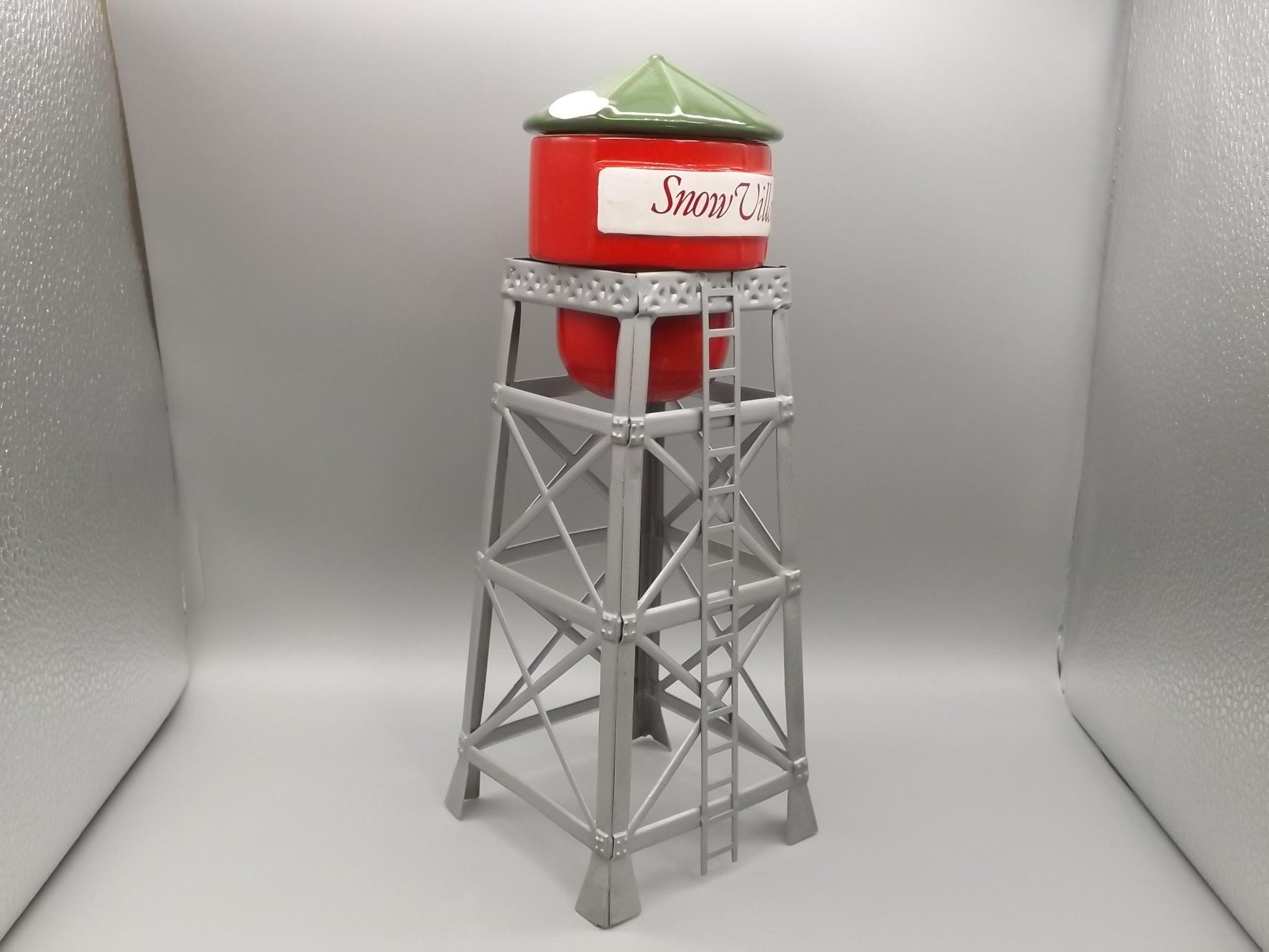 Vintage 1988 Snow Village "Watertower" building seasonal display village scene. With box.