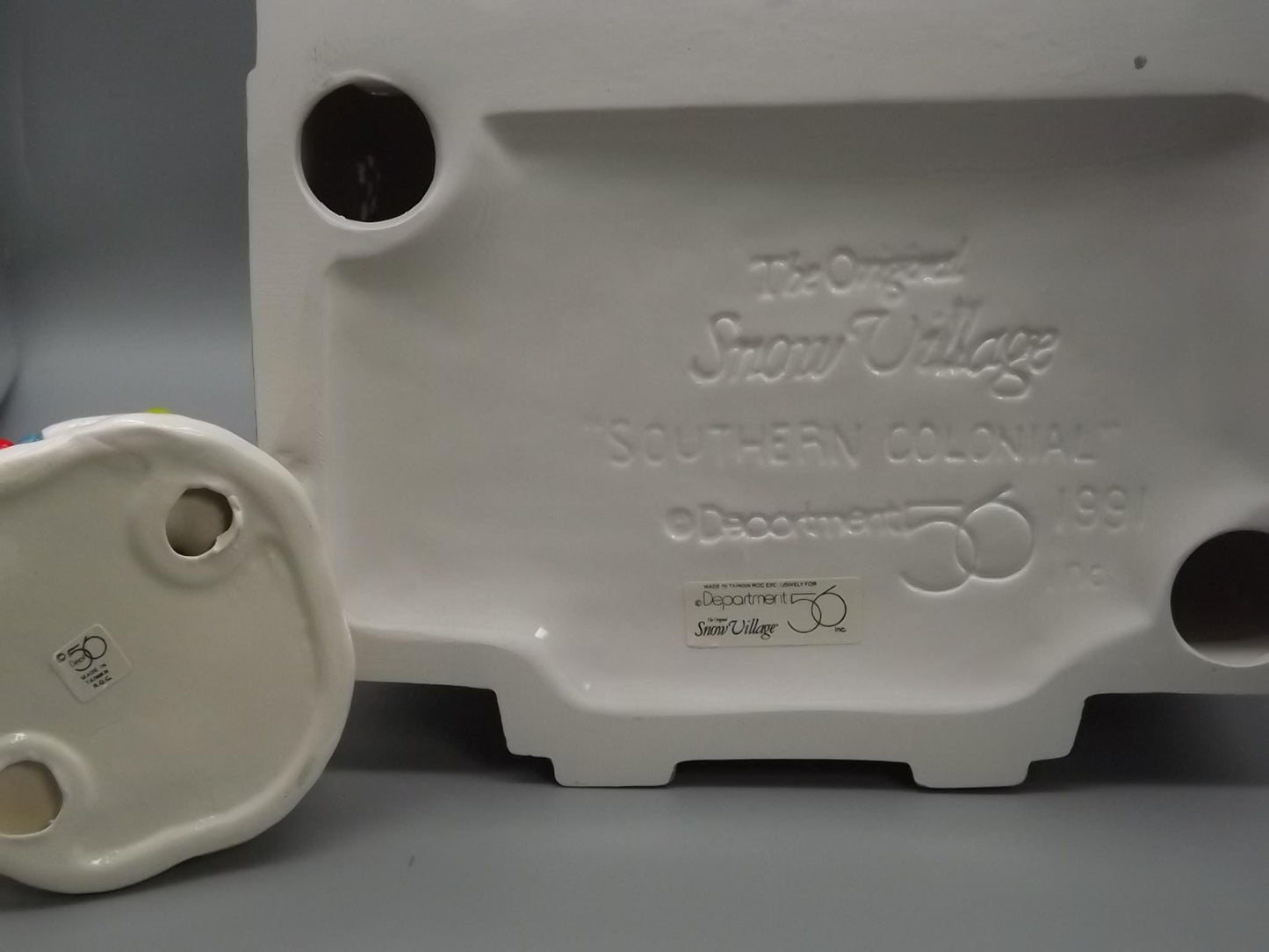 Vintage 1991 Snow Village "Southern Colonial" Illuminated building with "Kids around the tree" seasonal display village scenes. With boxes.