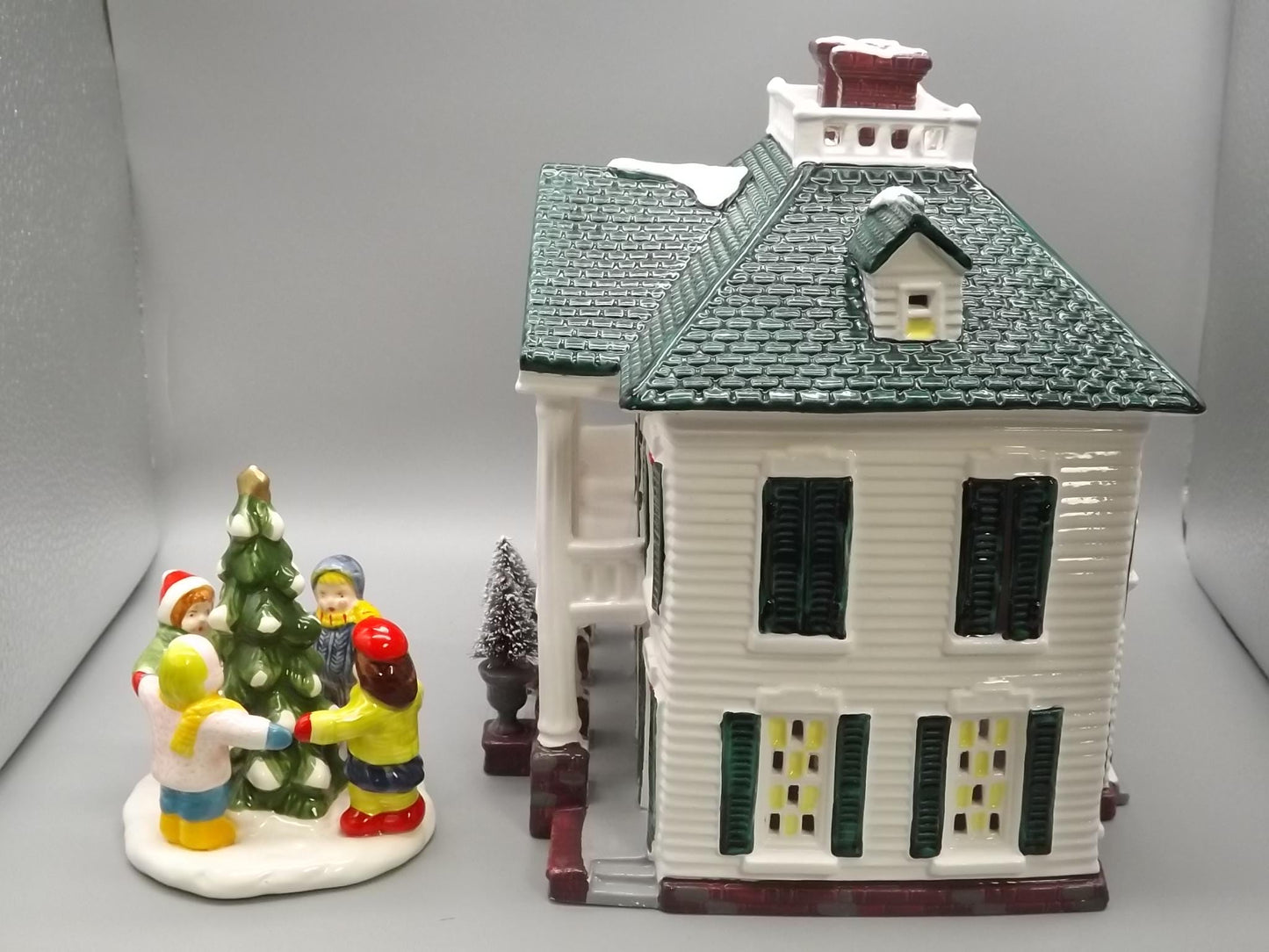 Vintage 1991 Snow Village "Southern Colonial" Illuminated building with "Kids around the tree" seasonal display village scenes. With boxes.