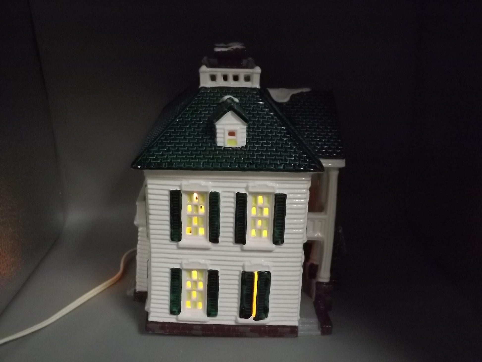 Vintage 1991 Snow Village "Southern Colonial" Illuminated building with "Kids around the tree" seasonal display village scenes. With boxes.