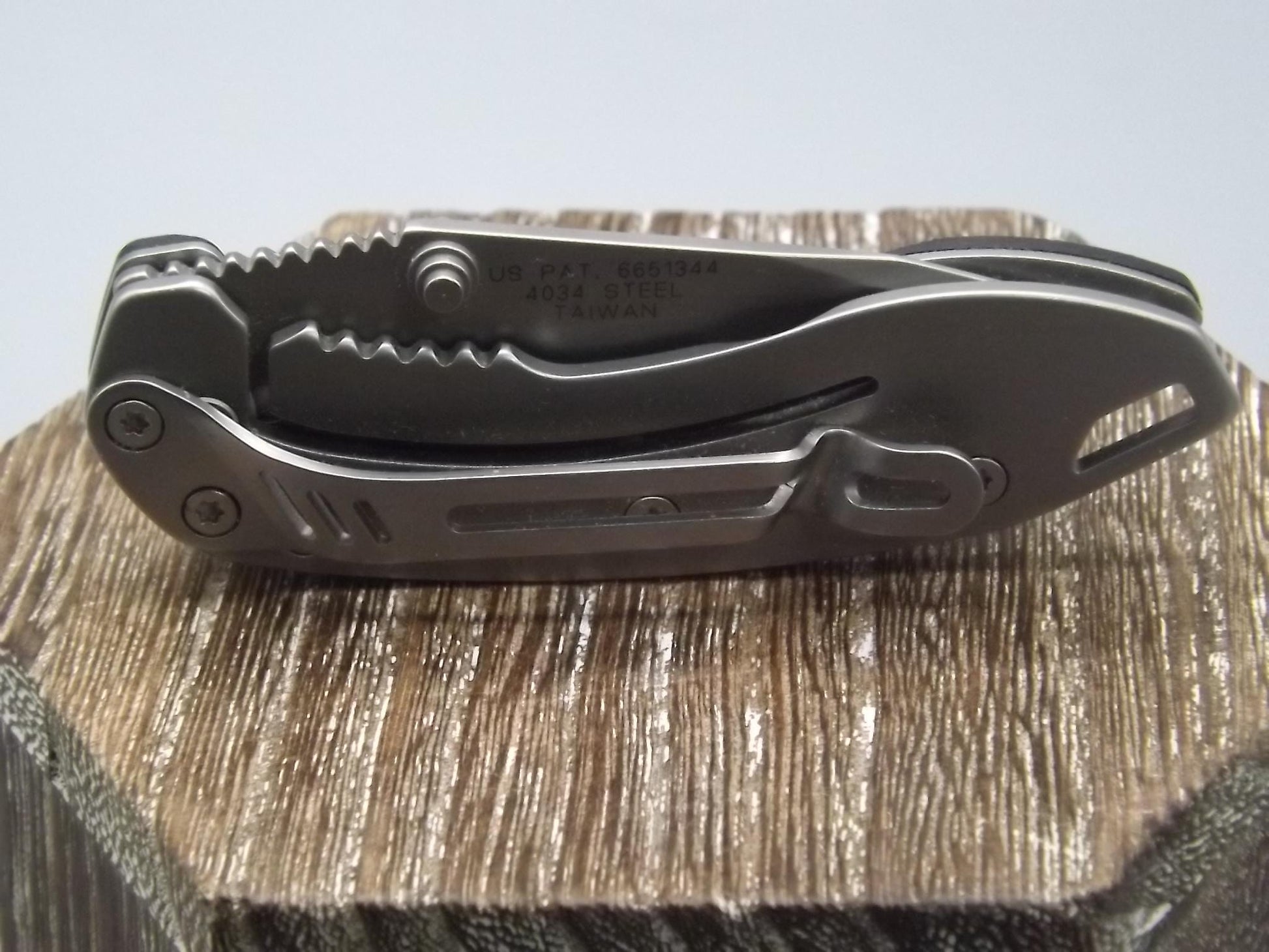 Schrade Extreme Survival Folding Knife: Lanyard & Belt Holder