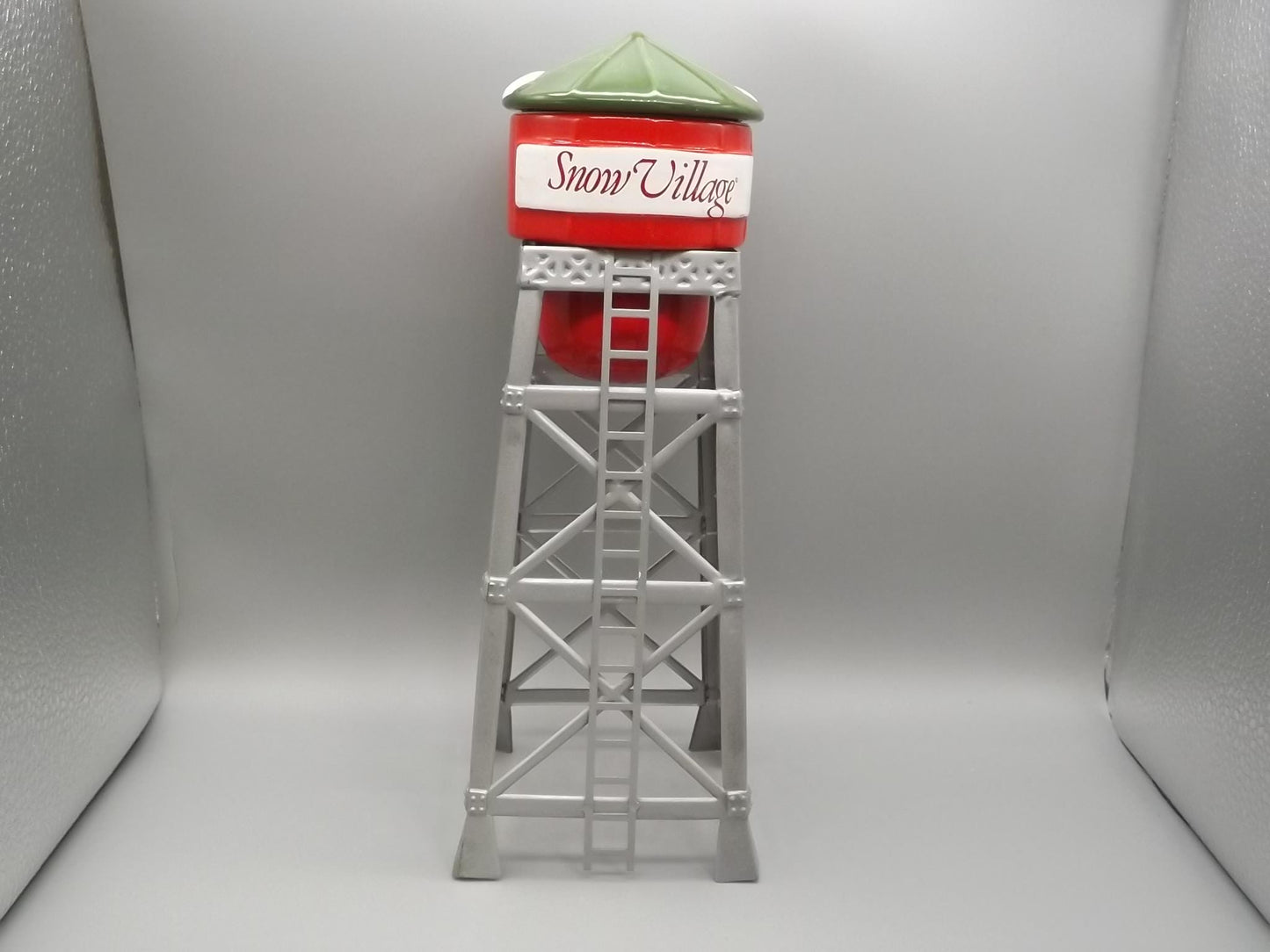 Vintage 1988 Snow Village "Watertower" building seasonal display village scene. With box.