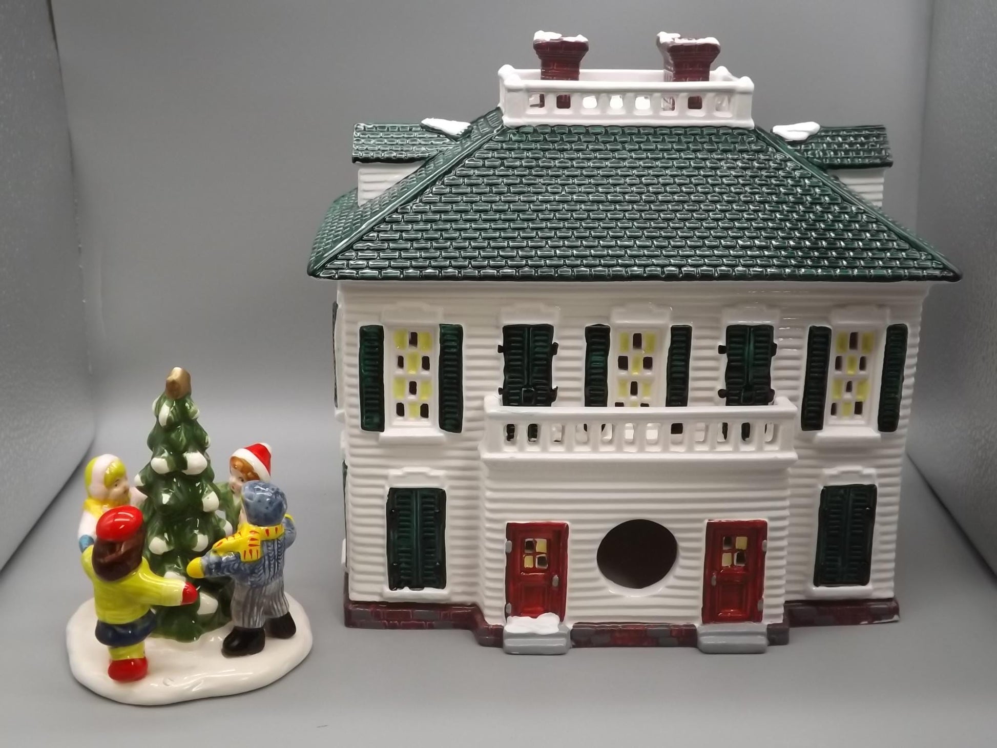 Vintage 1991 Snow Village "Southern Colonial" Illuminated building with "Kids around the tree" seasonal display village scenes. With boxes.