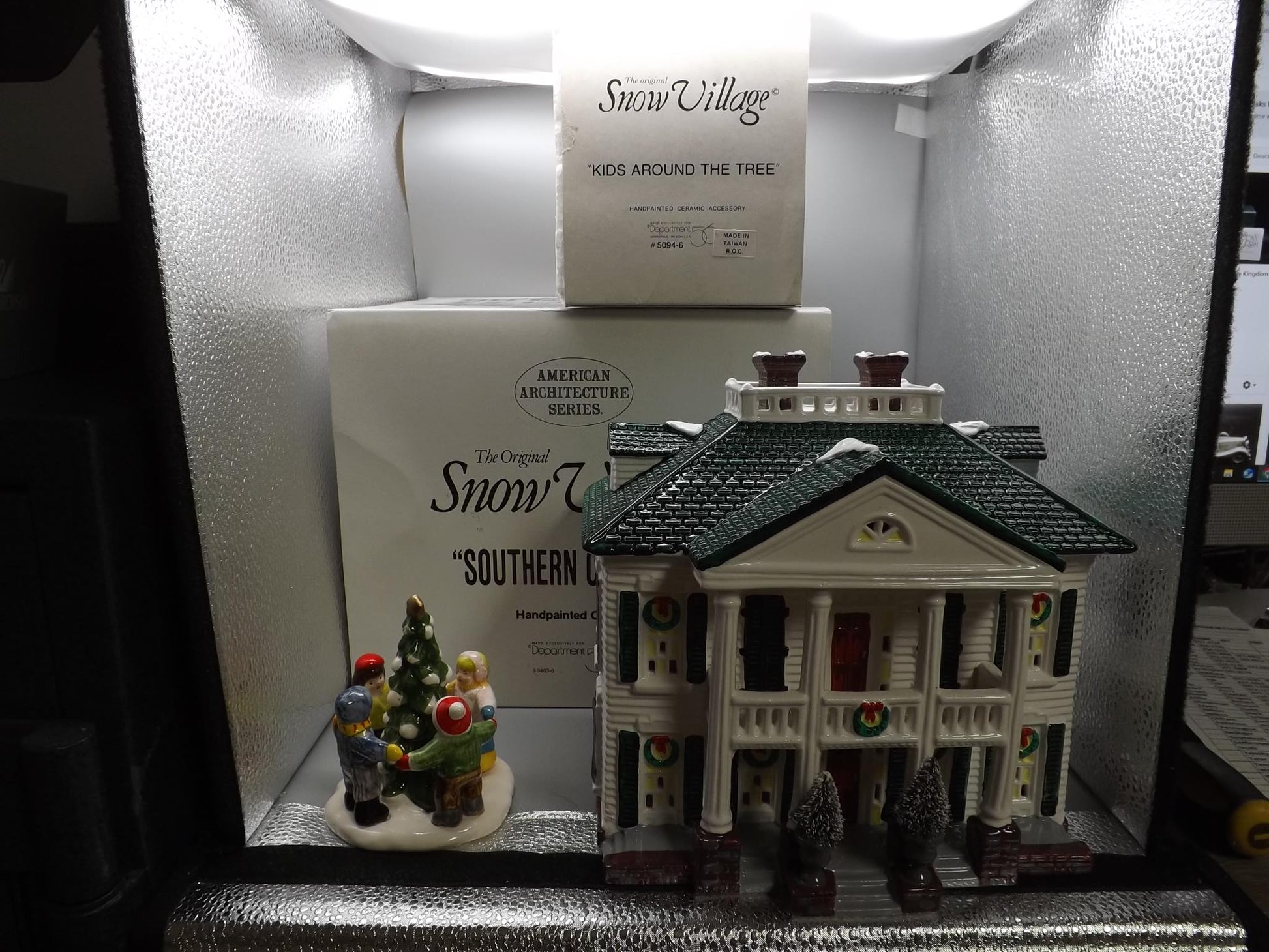 Vintage 1991 Snow Village "Southern Colonial" Illuminated building with "Kids around the tree" seasonal display village scenes. With boxes.