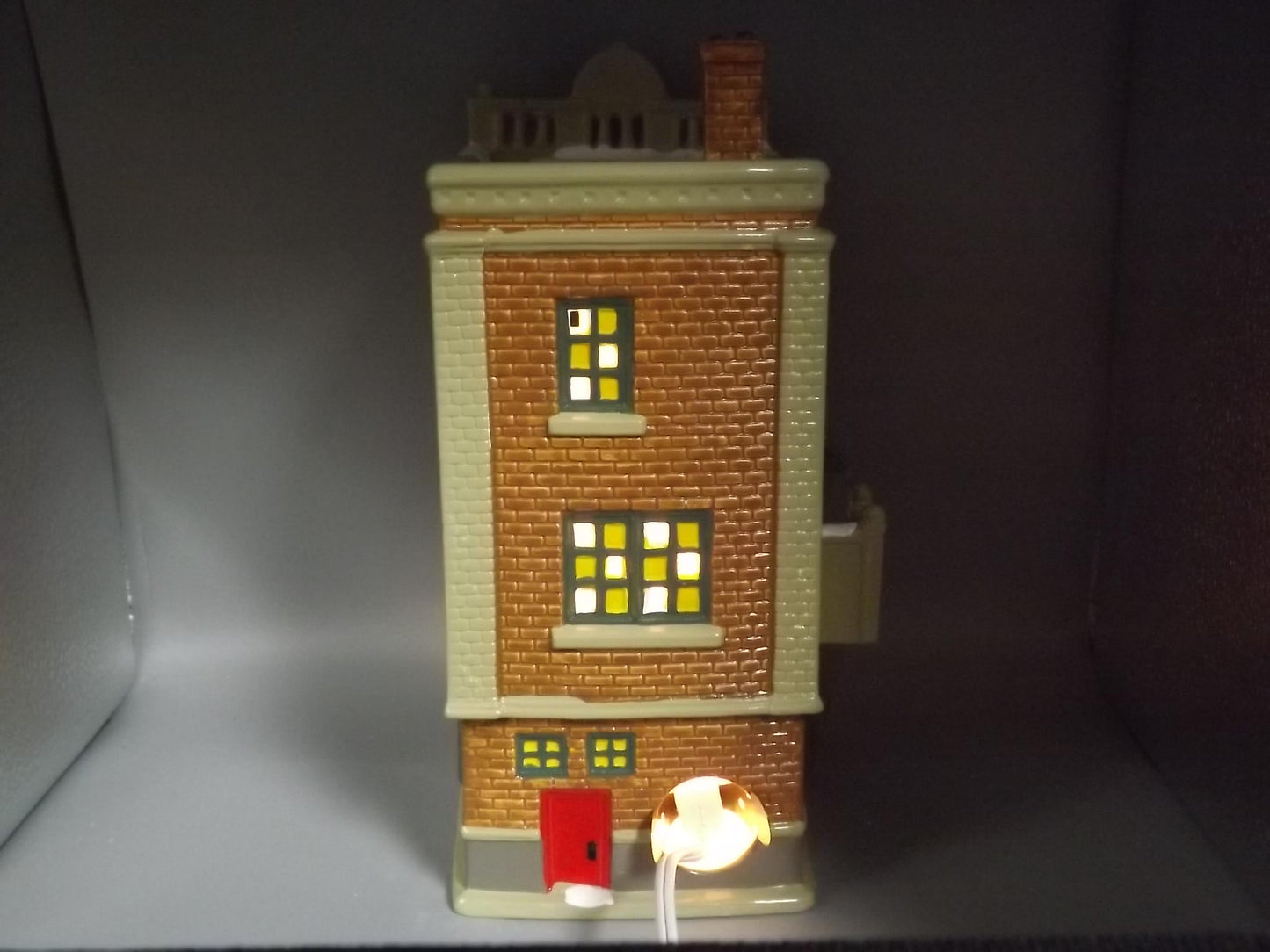 Vintage 1990 Snow Village "Mainstreet Hardware" Illuminated building seasonal display village scene. With box.