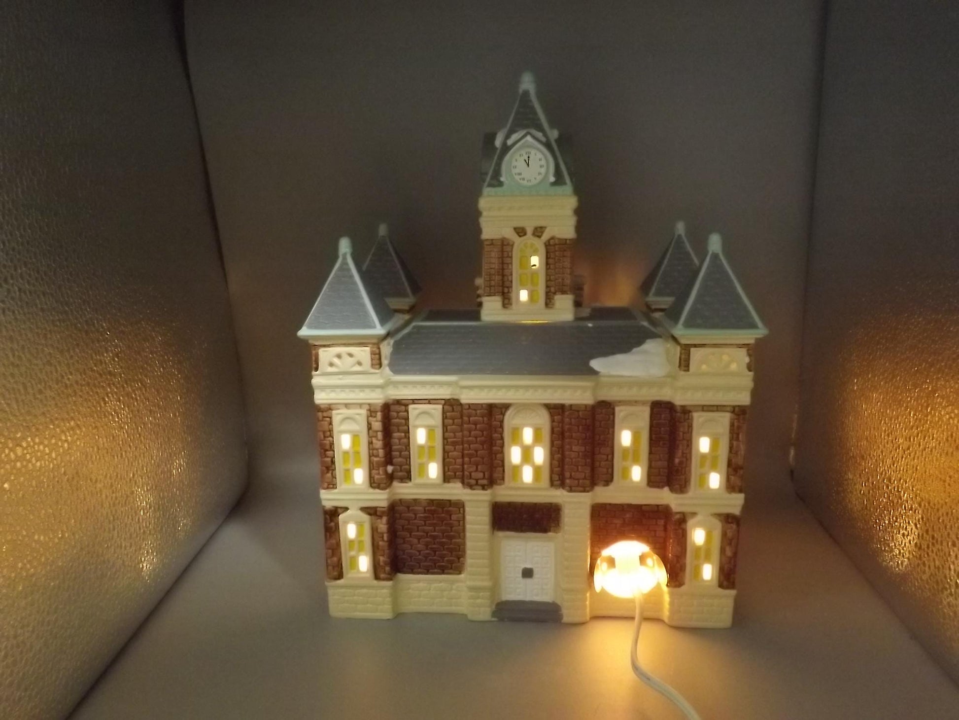 Vintage 1989 Snow Village "County Courthouse, Mark Twain, and Flag pole" Illuminated building seasonal display village scenes. With boxes.