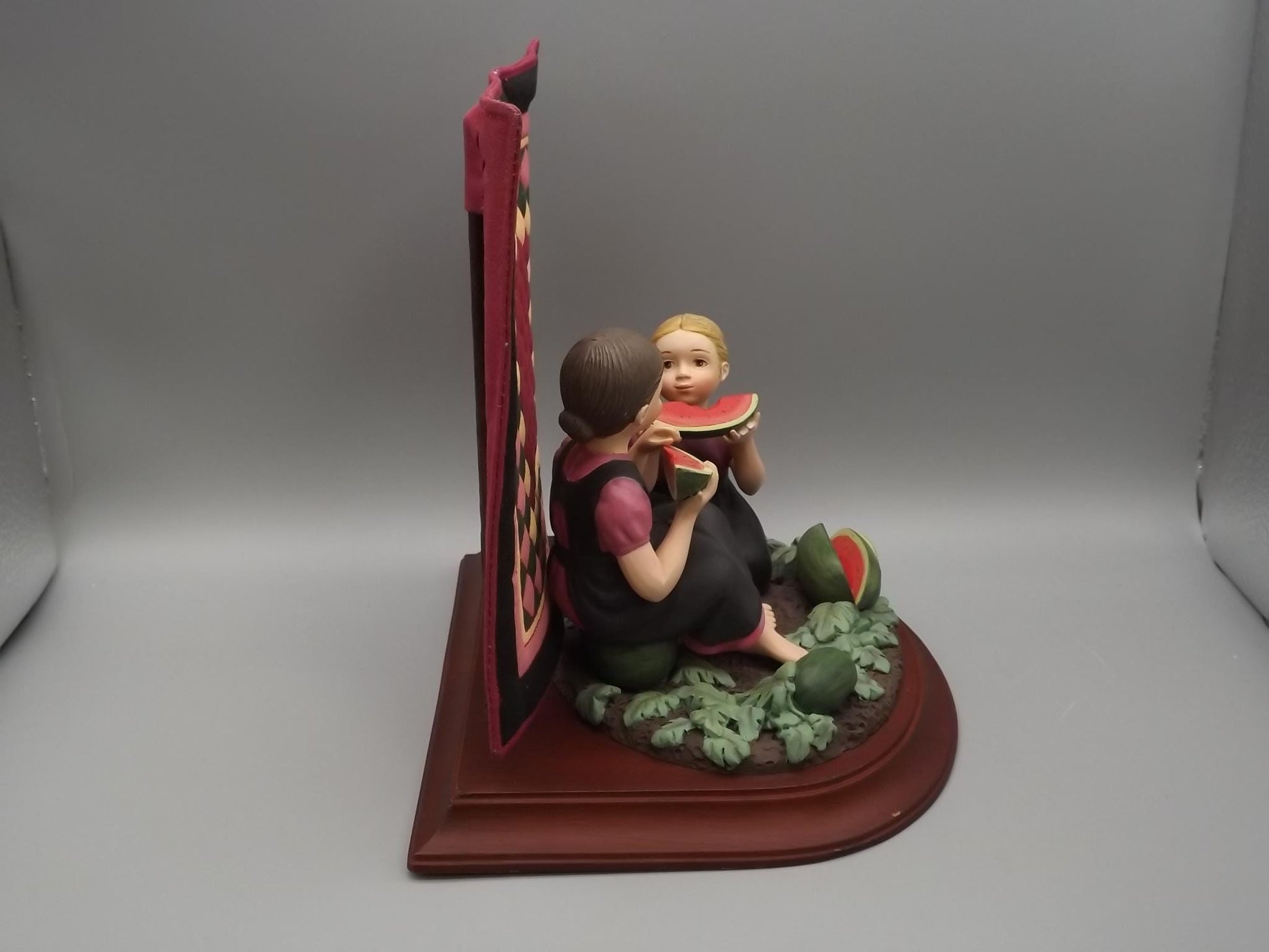 Vintage 1994 Willits Amish Heritage Collection "Best Friends" Ruth and Eileen figurine with quilt backdrop. Excellent condition