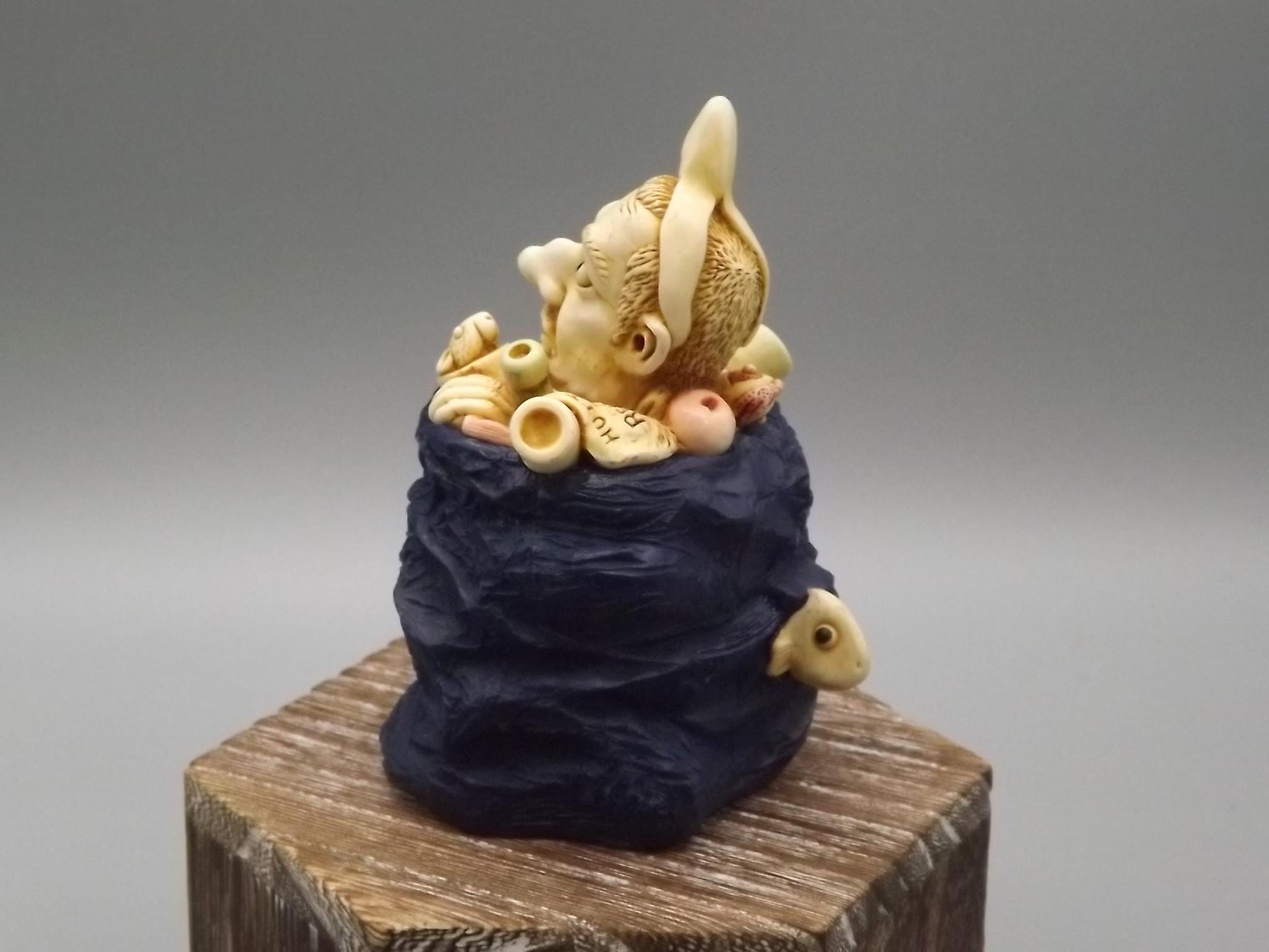 Vintage Harmony Kingdom "Refused-D Collection'" Jest Figurine TJEVo4MT no original box or COA Excellent condition. Dark Blue with Fish type.