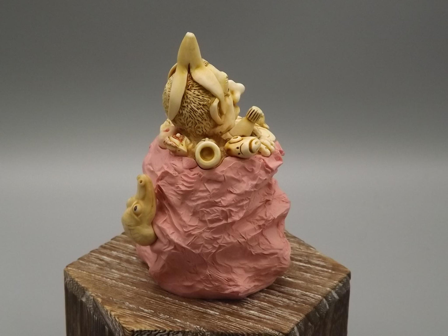 Vintage Harmony Kingdom "Refused-D Collection'" Jest Figurine TJEVo4MT no original box or COA Excellent condition. Pink with Alligator type.