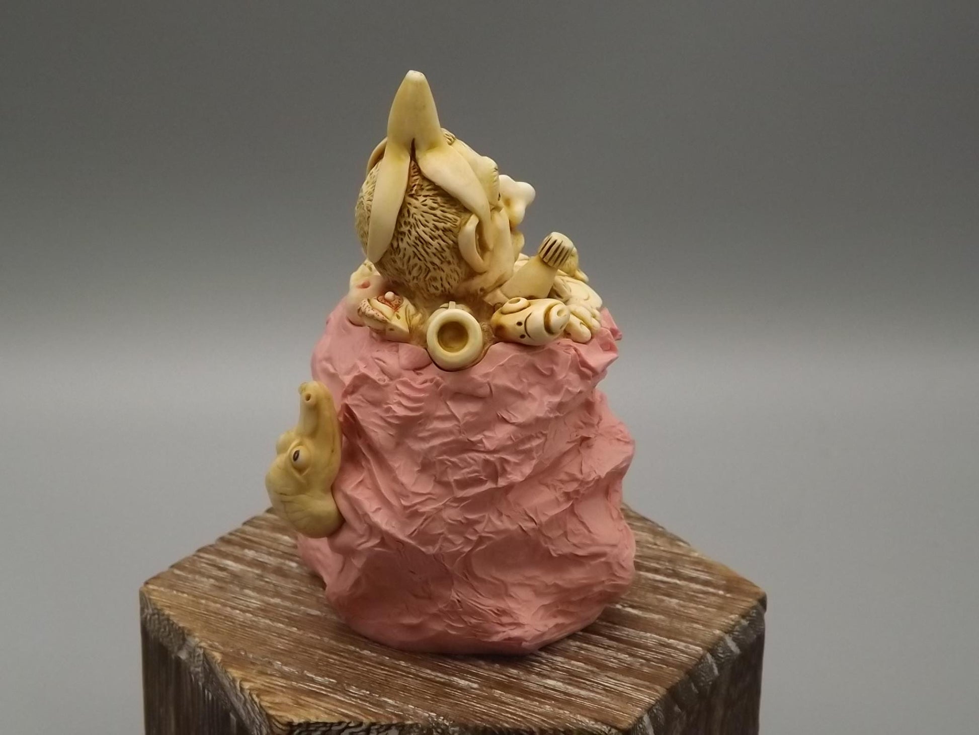 Vintage Harmony Kingdom "Refused-D Collection'" Jest Figurine TJEVo4MT no original box or COA Excellent condition. Pink with Alligator type.