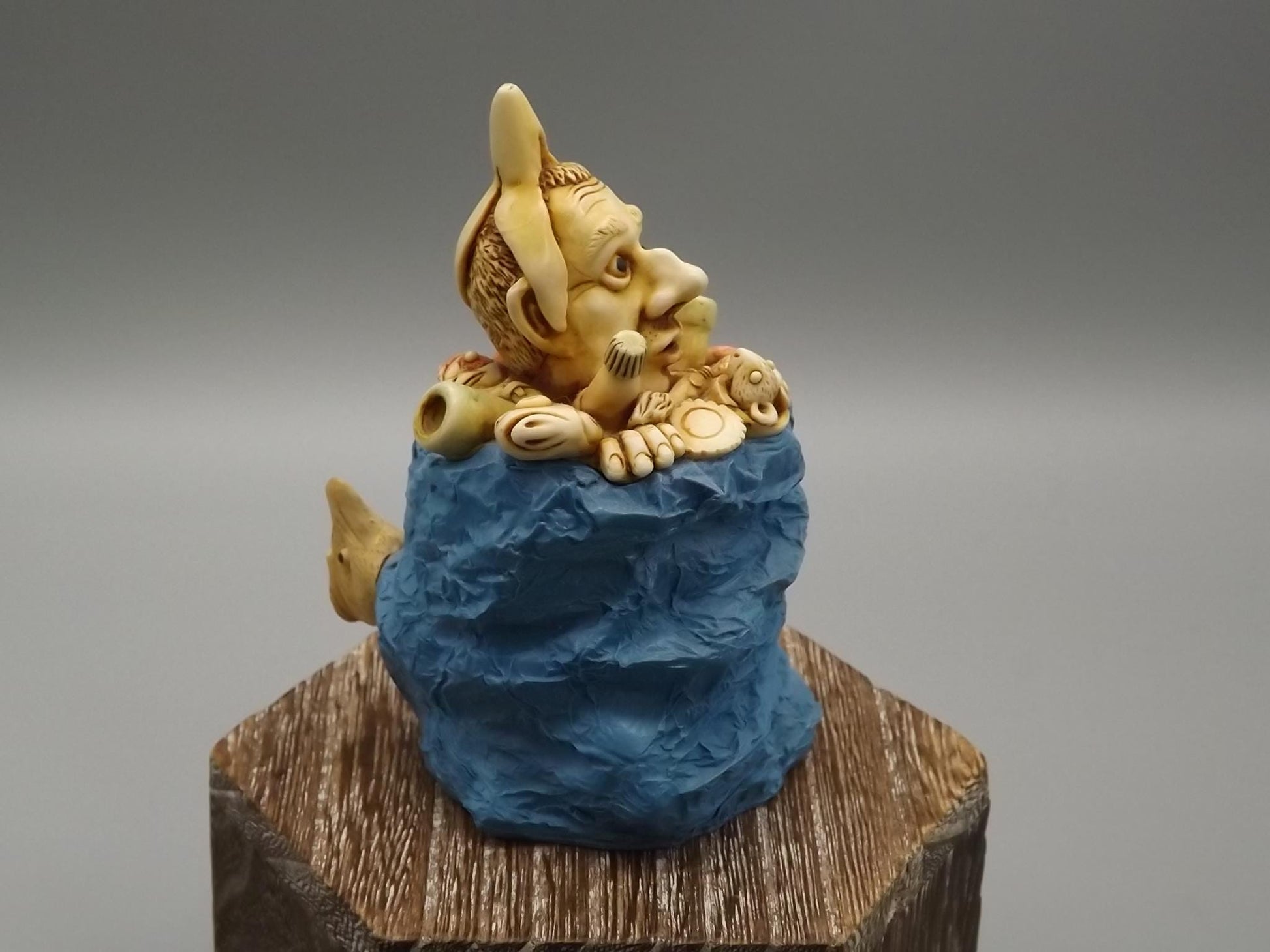 Vintage Harmony Kingdom "Refused-D Collection'" Jest Figurine TJEVo4MT no original box or COA Excellent condition. light Blue with penguin.