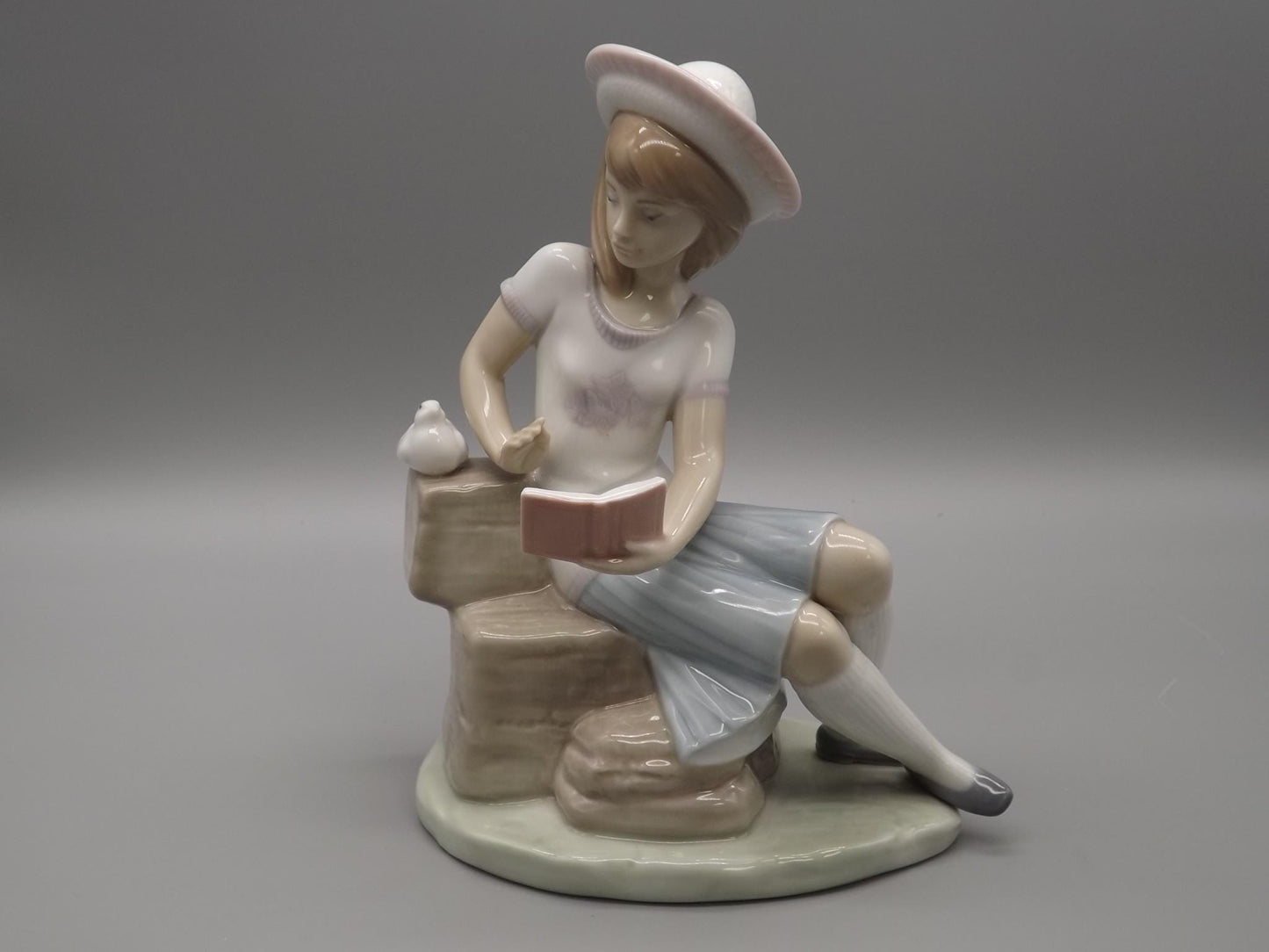 Vintage Lladro "Sunday's Child" Figurine: Girl Reading Book, Dove #6024