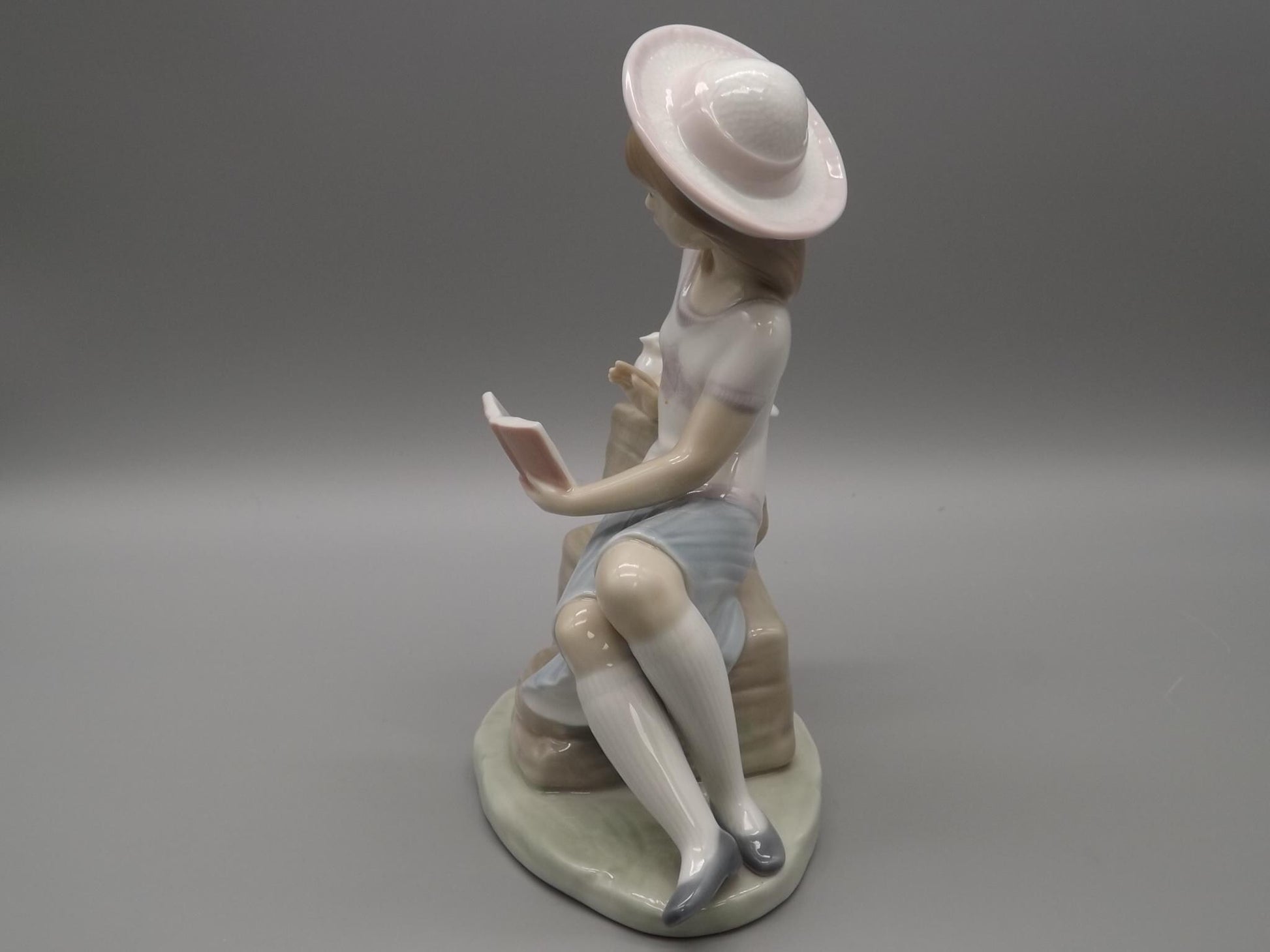 Vintage Lladro "Sunday's Child" Figurine: Girl Reading Book, Dove #6024