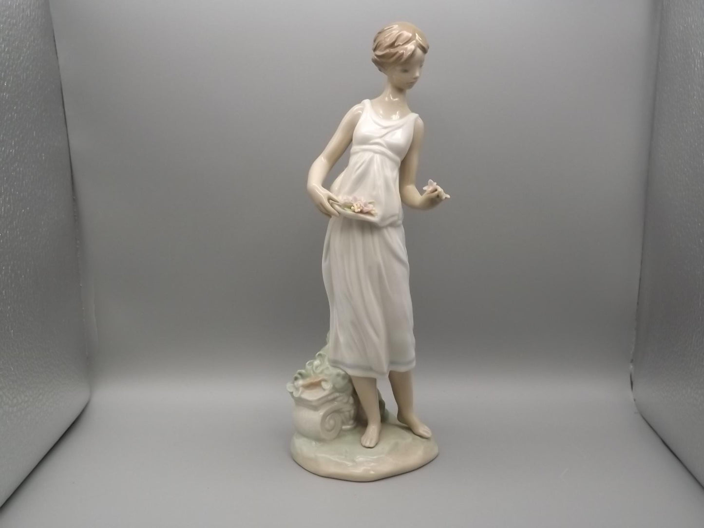 Vintage Lladro "Flowers for a Goddess" Figurine #7709 - Lady with Flowers, Original Box