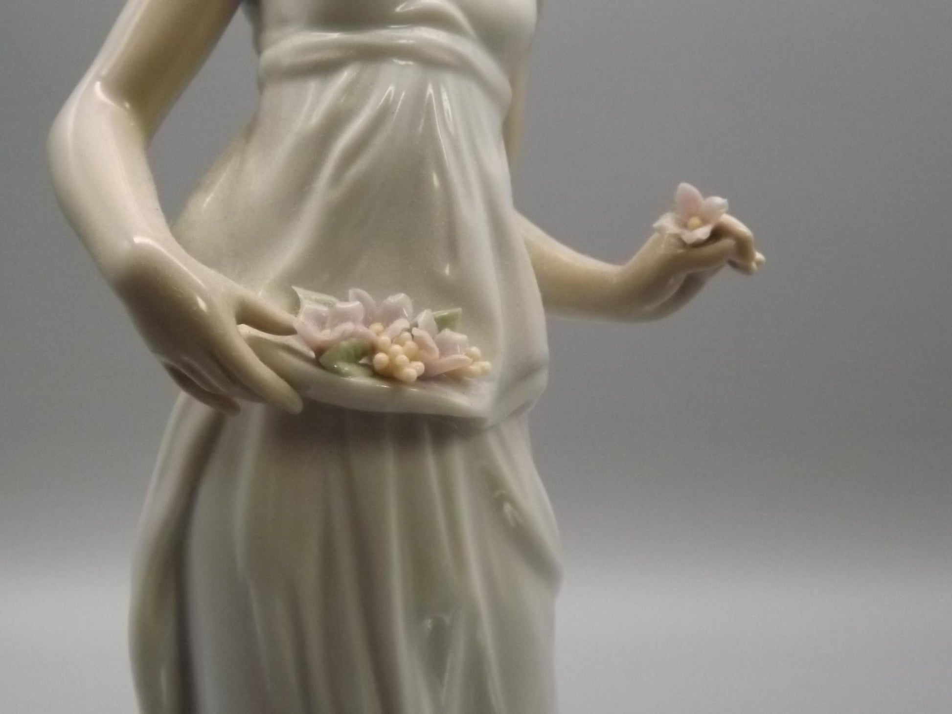 Vintage Lladro "Flowers for a Goddess" Figurine #7709 - Lady with Flowers, Original Box