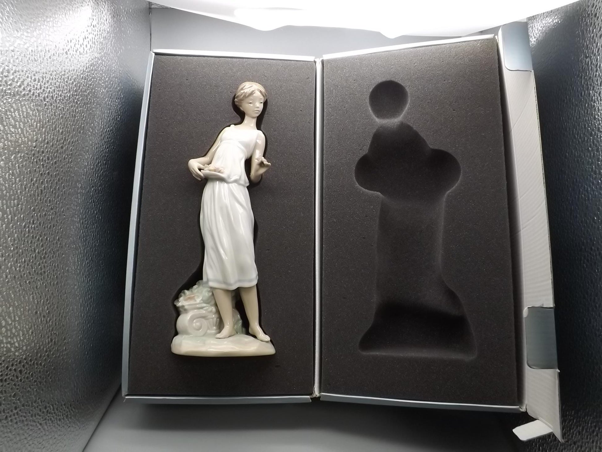 Vintage Lladro "Flowers for a Goddess" Figurine #7709 - Lady with Flowers, Original Box