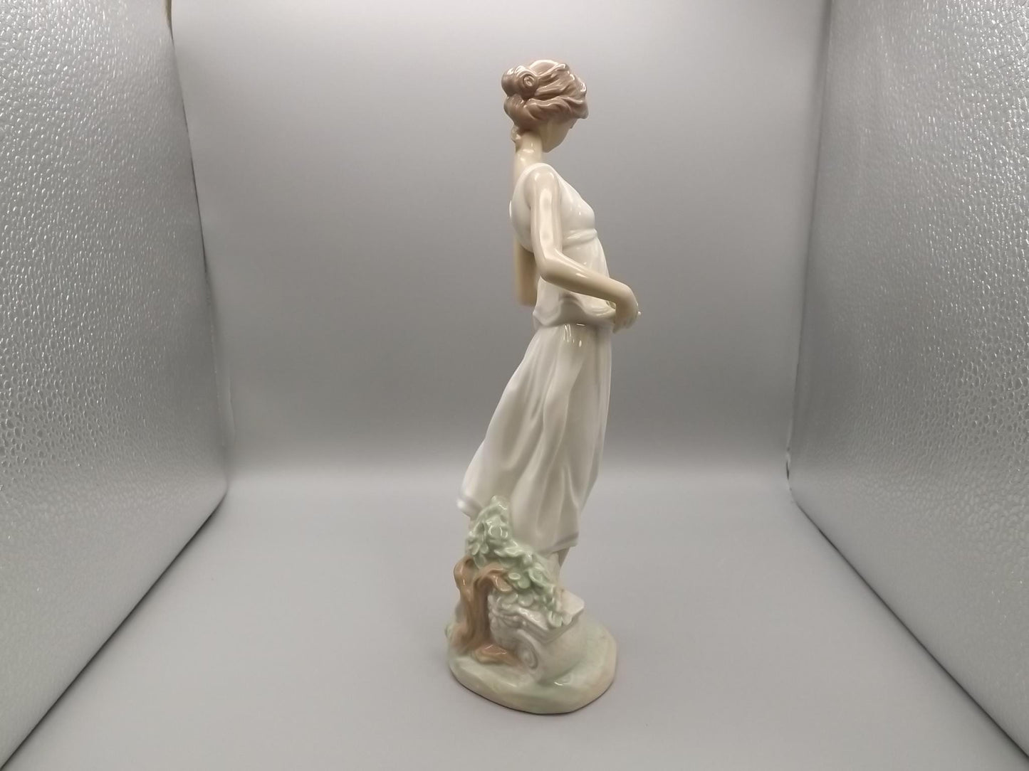 Vintage Lladro "Flowers for a Goddess" Figurine #7709 - Lady with Flowers, Original Box