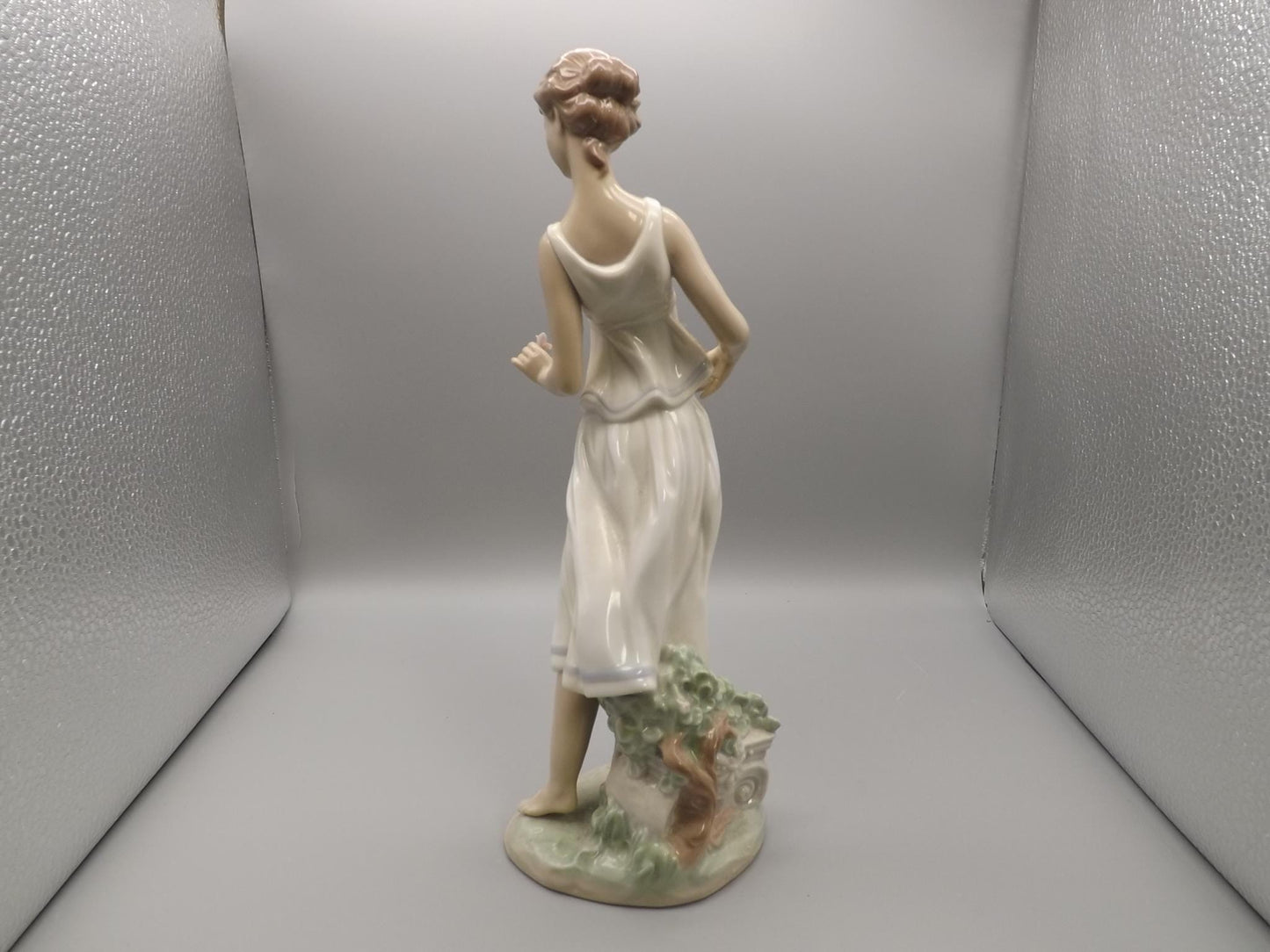Vintage Lladro "Flowers for a Goddess" Figurine #7709 - Lady with Flowers, Original Box