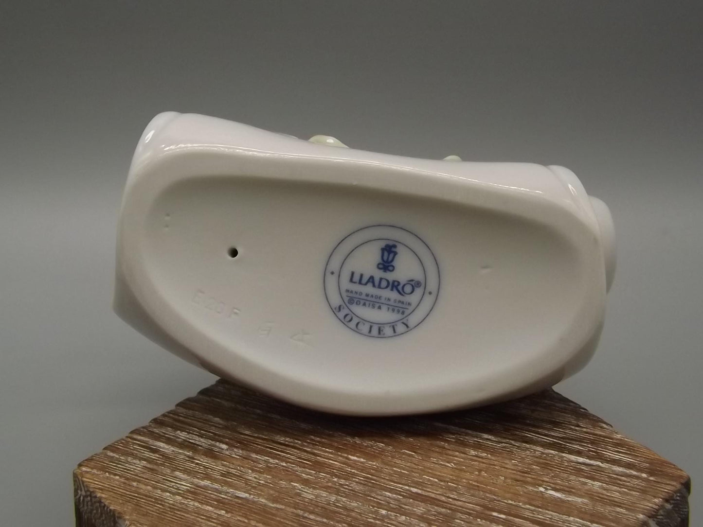 Vintage Lladro Society Figurine: Art Brings Us Together, Dove & Scroll #7767