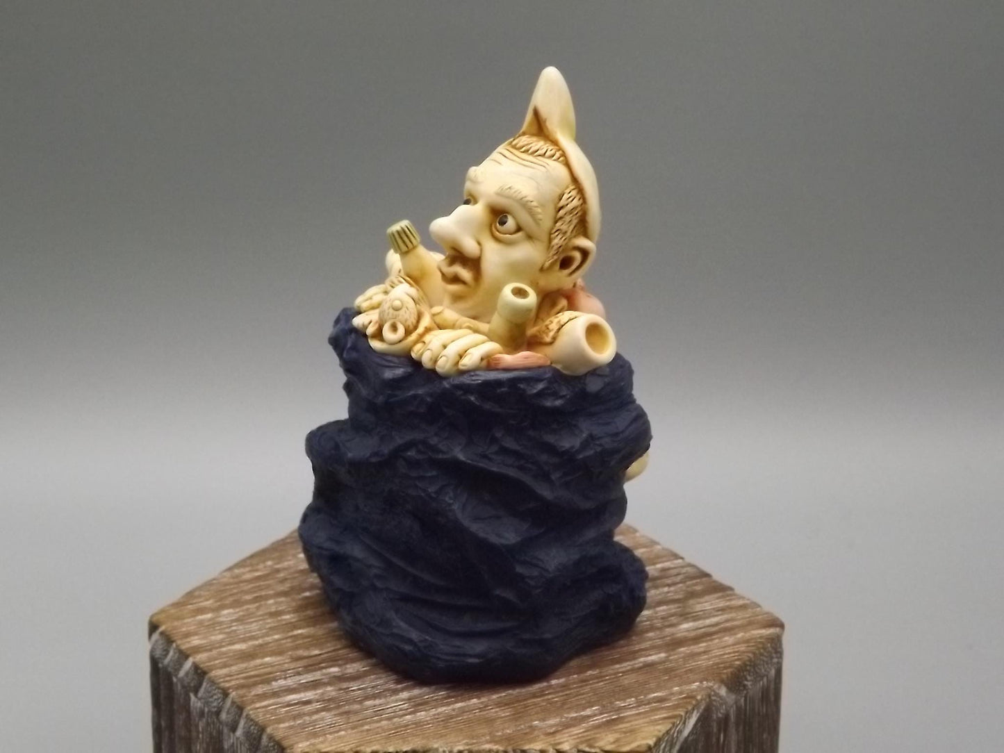 Vintage Harmony Kingdom "Refused-D Collection'" Jest Figurine TJEVo4MT no original box or COA Excellent condition. Dark Blue with Fish type.