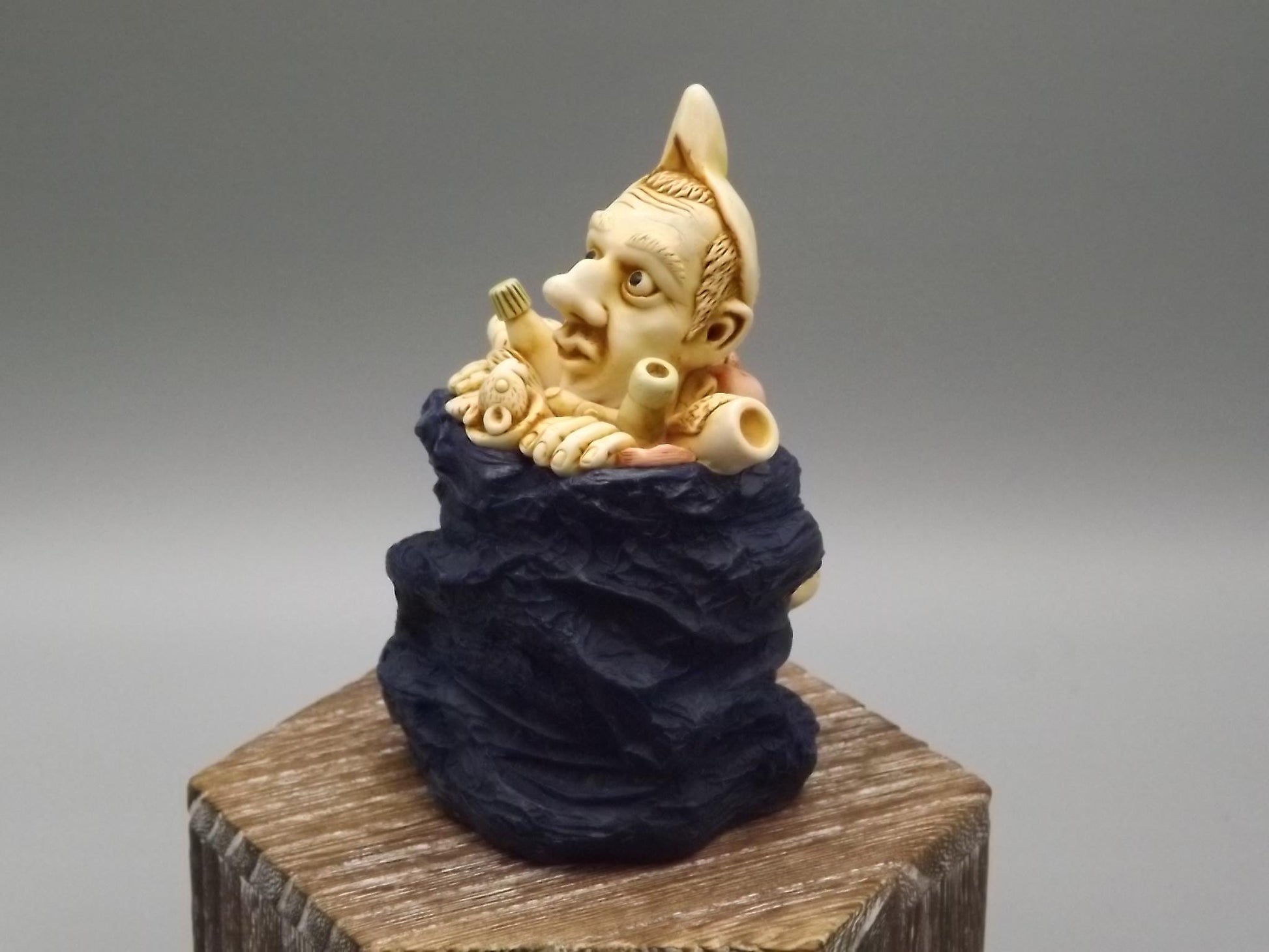 Vintage Harmony Kingdom "Refused-D Collection'" Jest Figurine TJEVo4MT no original box or COA Excellent condition. Dark Blue with Fish type.