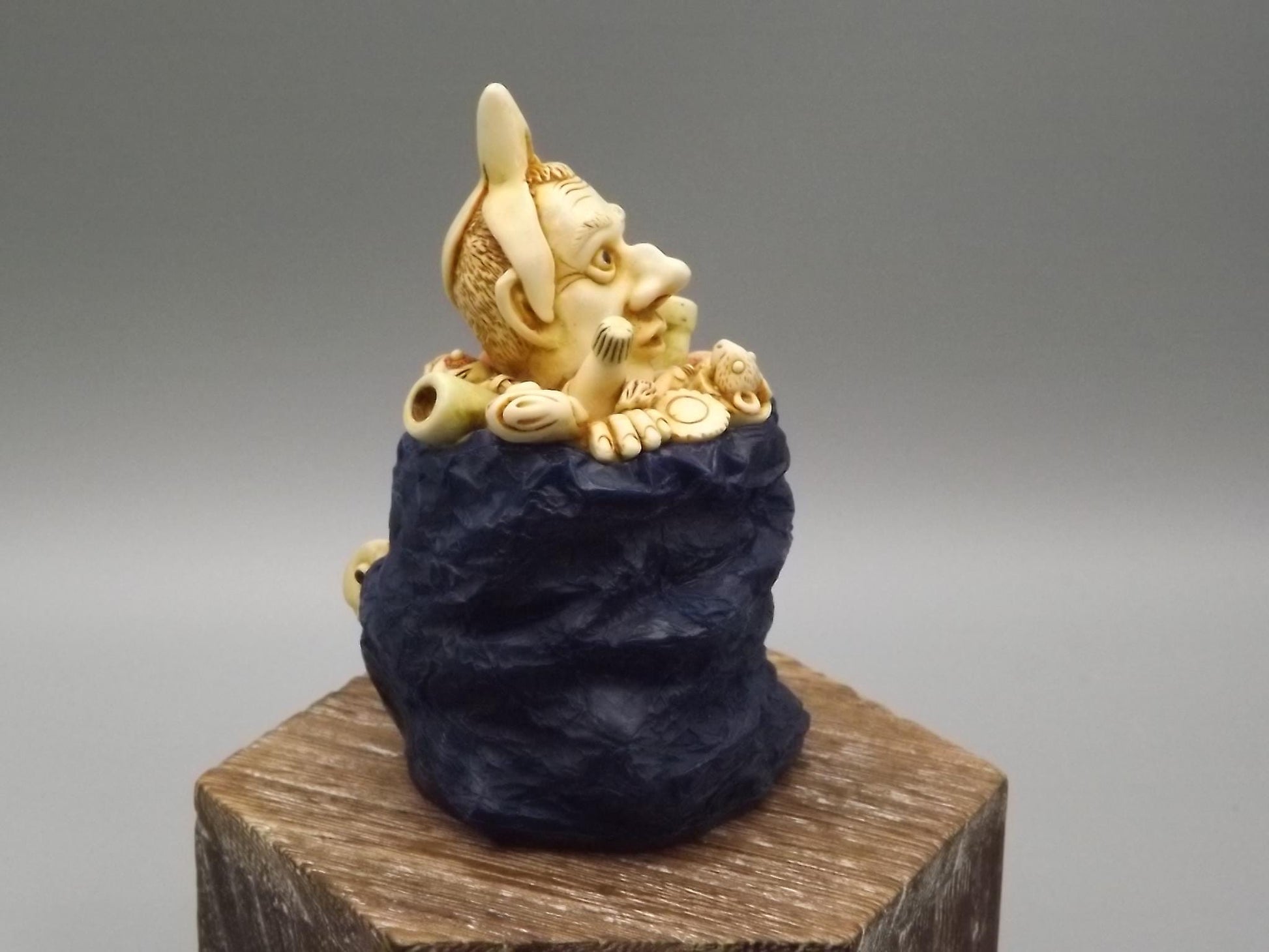 Vintage Harmony Kingdom "Refused-D Collection'" Jest Figurine TJEVo4MT no original box or COA Excellent condition. Dark Blue with Fish type.