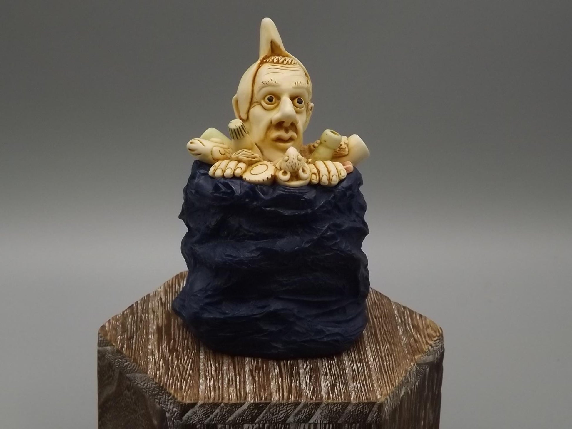 Vintage Harmony Kingdom "Refused-D Collection'" Jest Figurine TJEVo4MT no original box or COA Excellent condition. Dark Blue with Fish type.