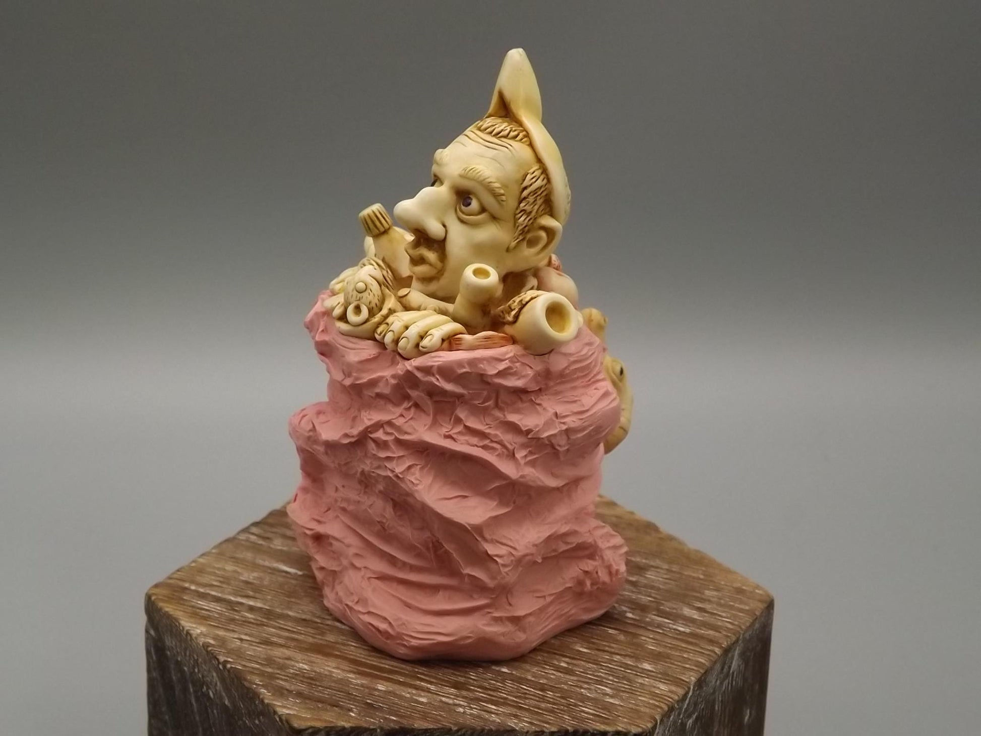 Vintage Harmony Kingdom "Refused-D Collection'" Jest Figurine TJEVo4MT no original box or COA Excellent condition. Pink with Alligator type.