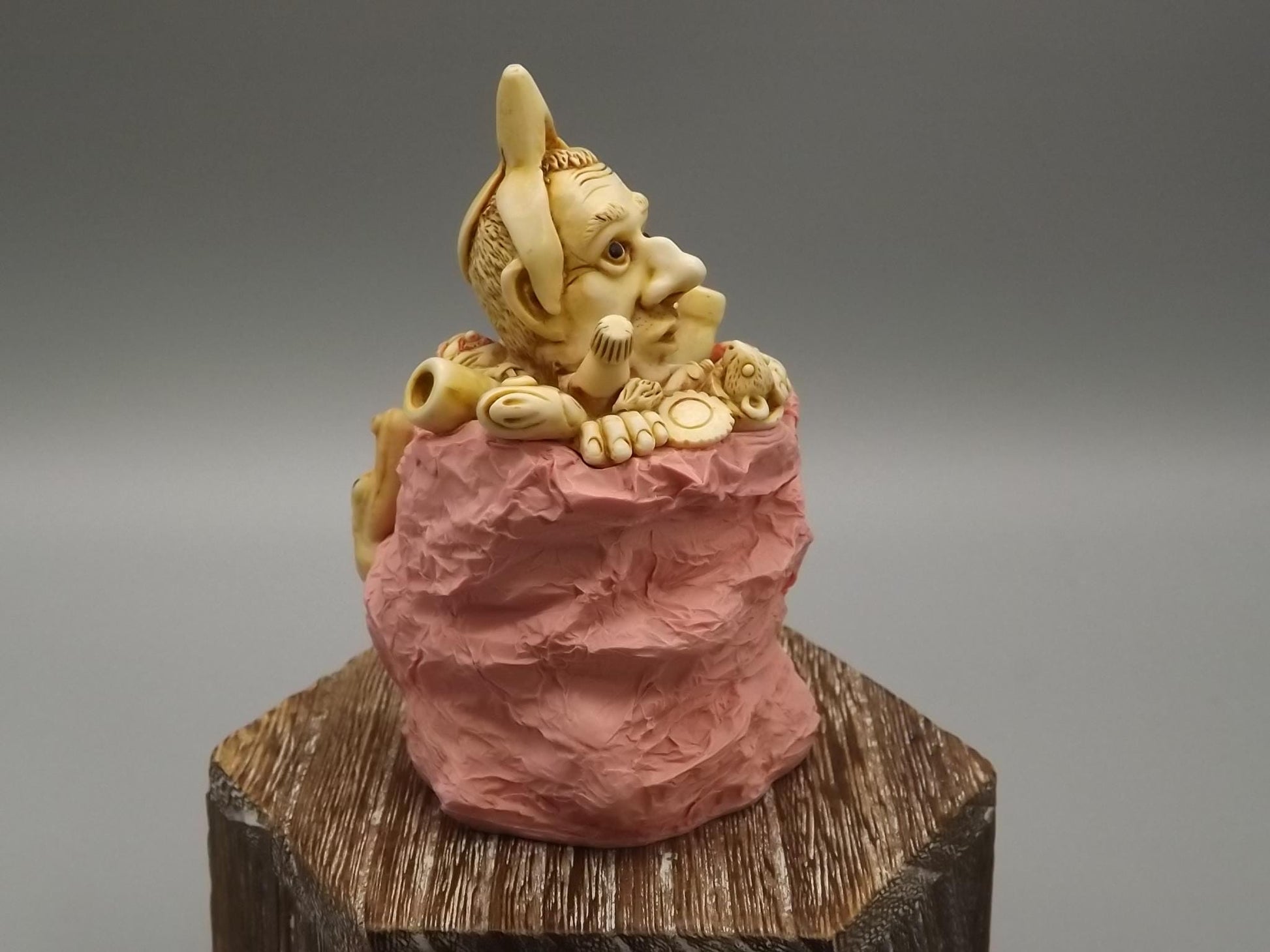 Vintage Harmony Kingdom "Refused-D Collection'" Jest Figurine TJEVo4MT no original box or COA Excellent condition. Pink with Alligator type.