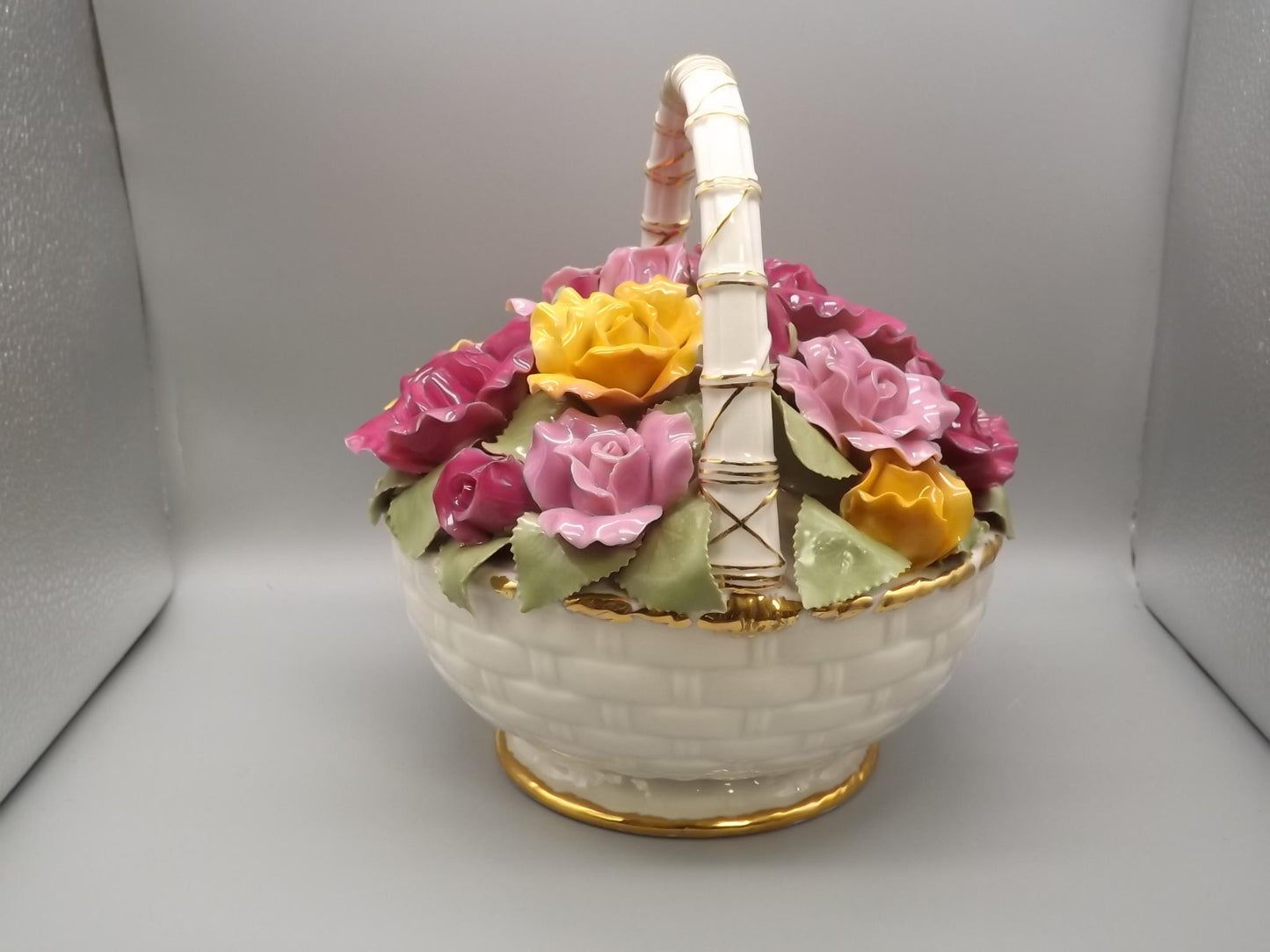 Vintage 1962 Royal Albert "Florist's Music Basket" plays Beethoven's Fur Elise"