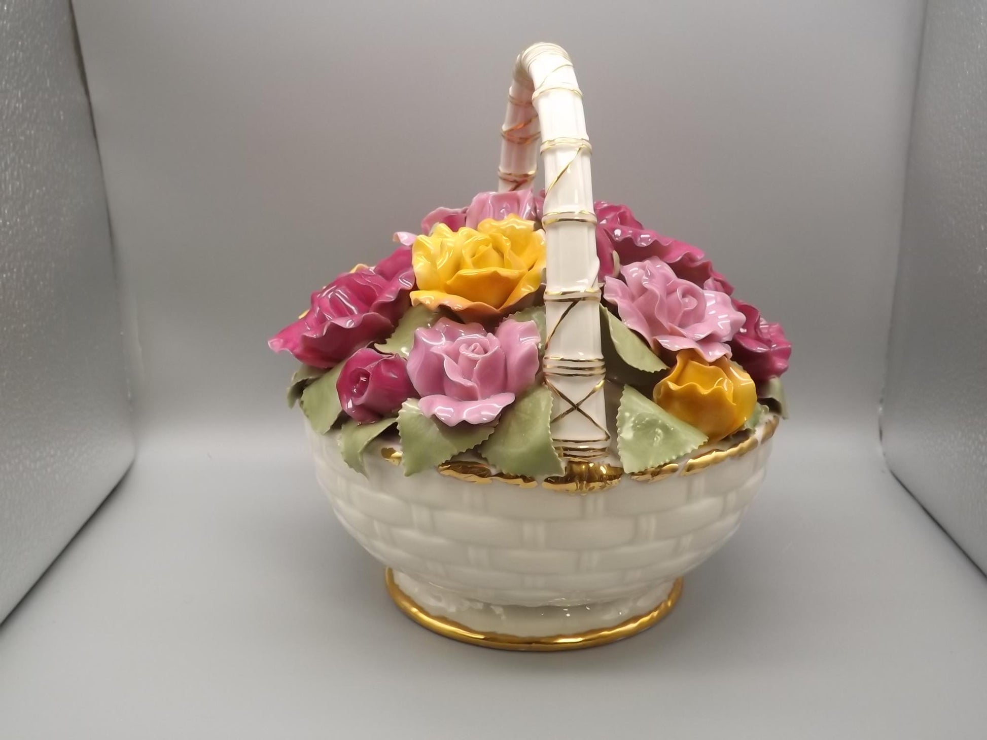 Vintage 1962 Royal Albert "Florist's Music Basket" plays Beethoven's Fur Elise"