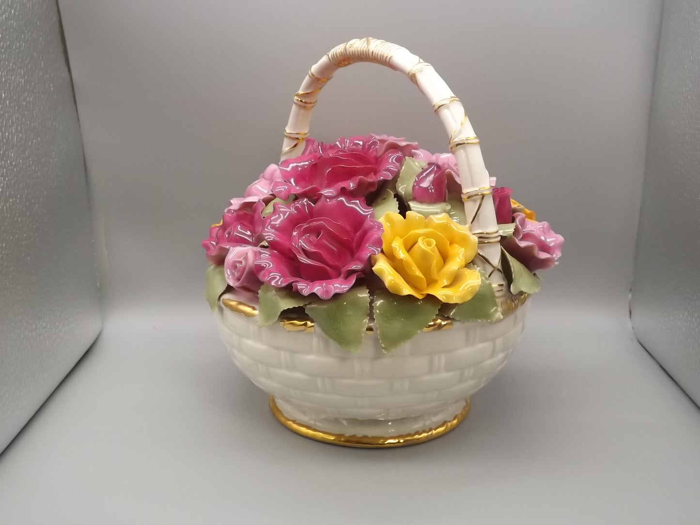 Vintage 1962 Royal Albert "Florist's Music Basket" plays Beethoven's Fur Elise"