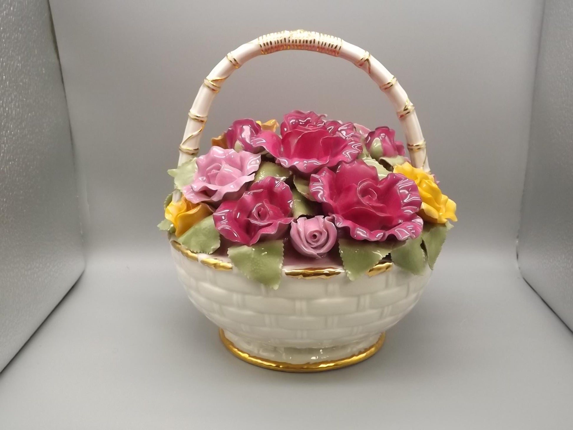 Vintage 1962 Royal Albert "Florist's Music Basket" plays Beethoven's Fur Elise"