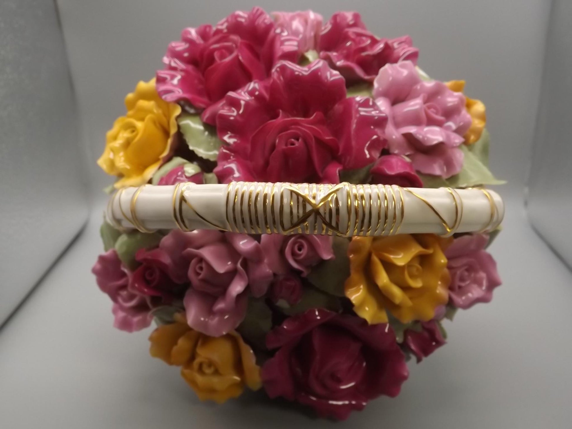 Vintage 1962 Royal Albert "Florist's Music Basket" plays Beethoven's Fur Elise"