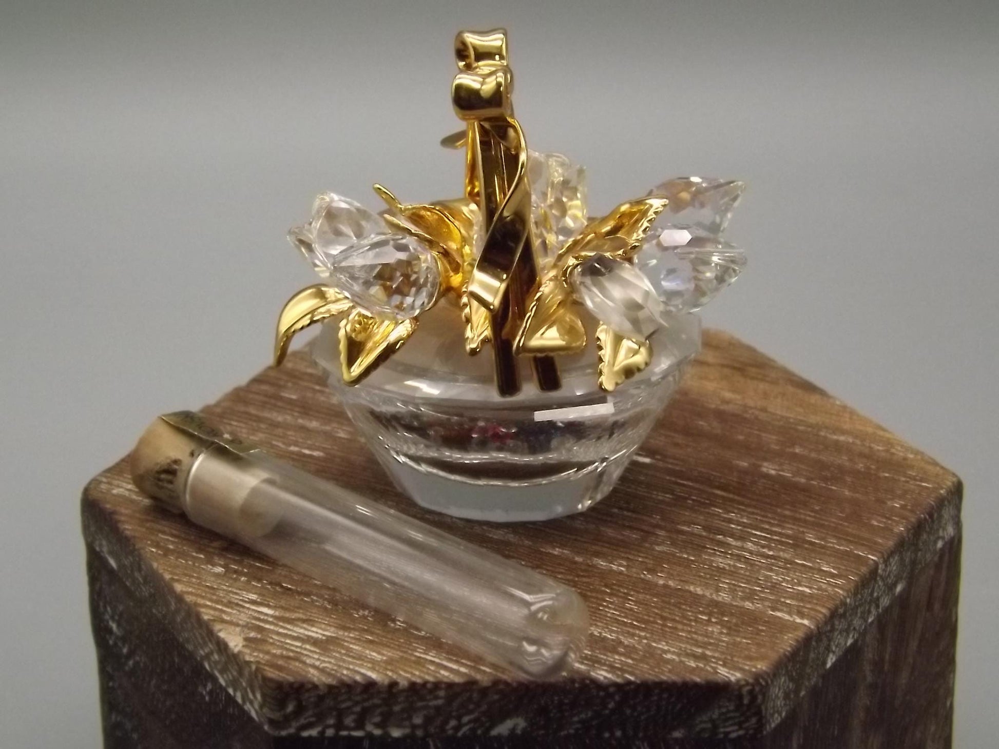 Vintage 2004 Swarovski Crystal Memories Flower Basket Figurine with Box