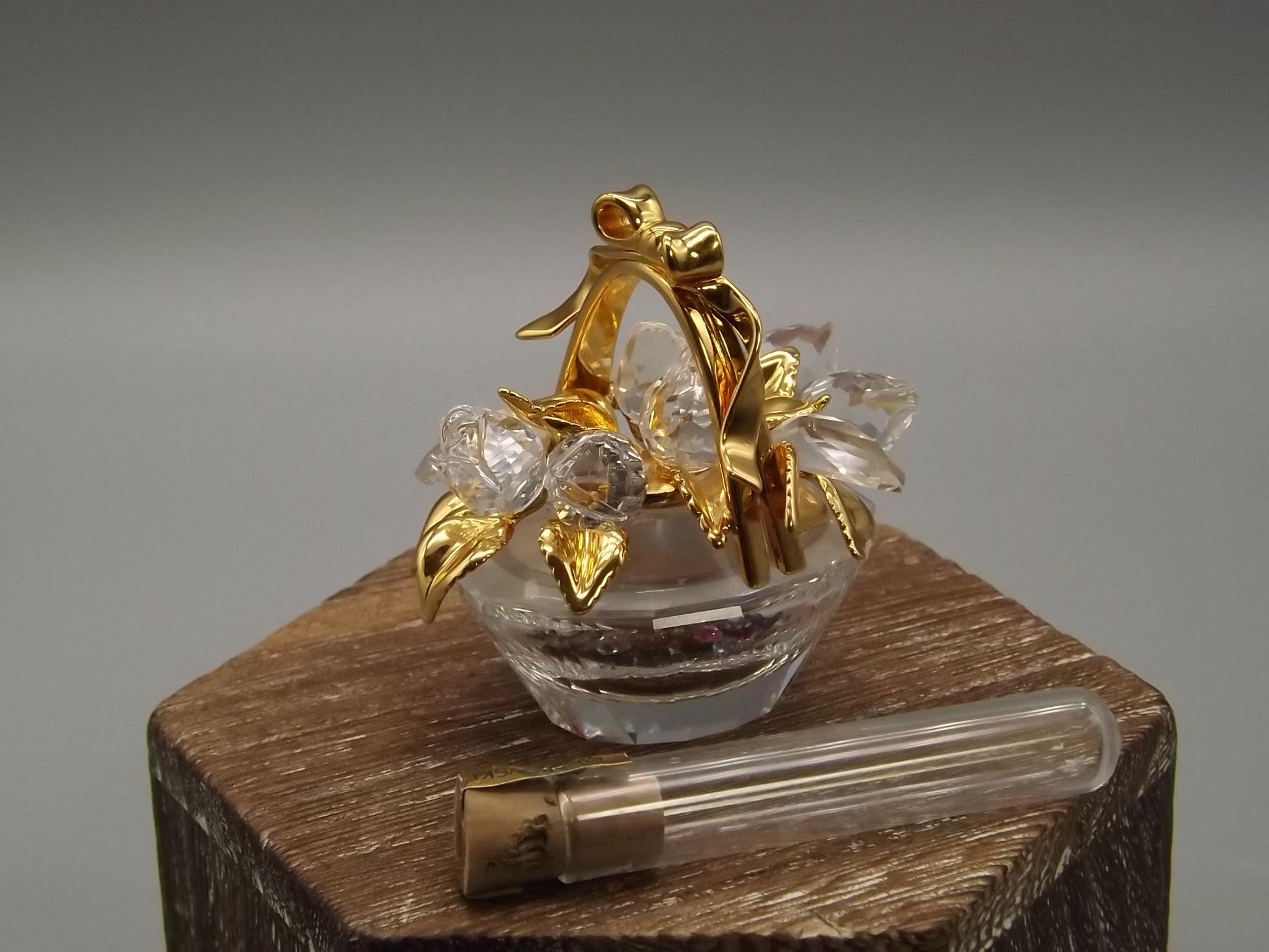 Vintage 2004 Swarovski Crystal Memories Flower Basket Figurine with Box