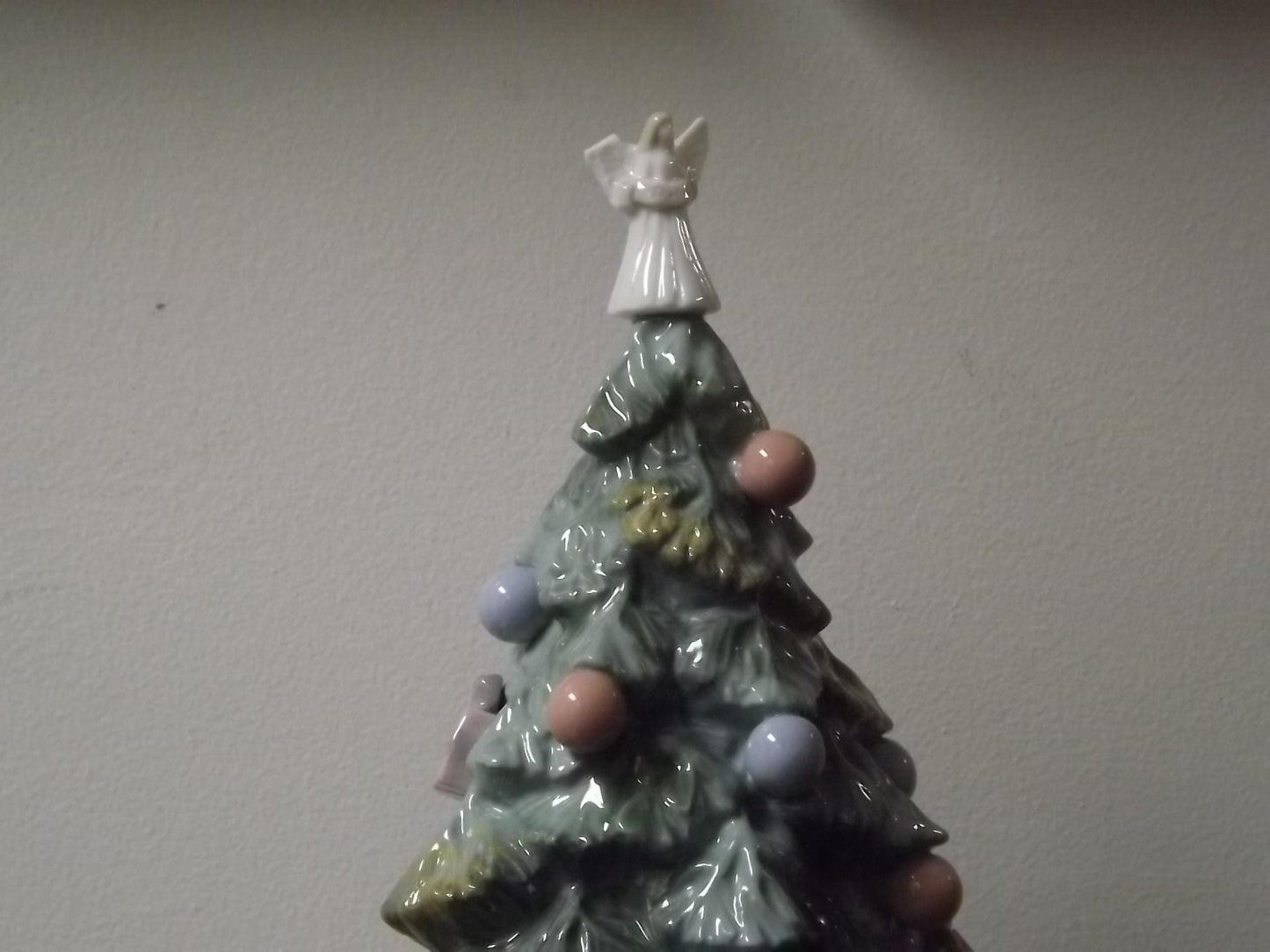 Vintage Lladro "Christmas is Here" Figurine #6670 (2000) with Box. Damaged wing.