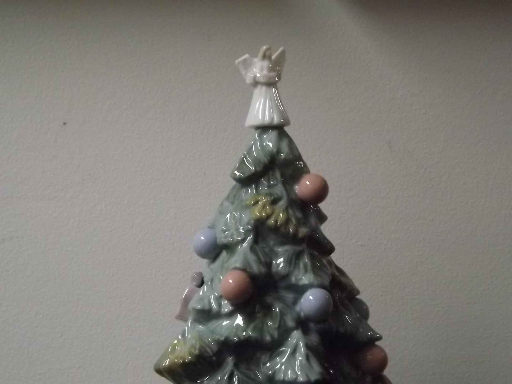 Vintage Lladro "Christmas is Here" Figurine #6670 (2000) with Box. Damaged wing.